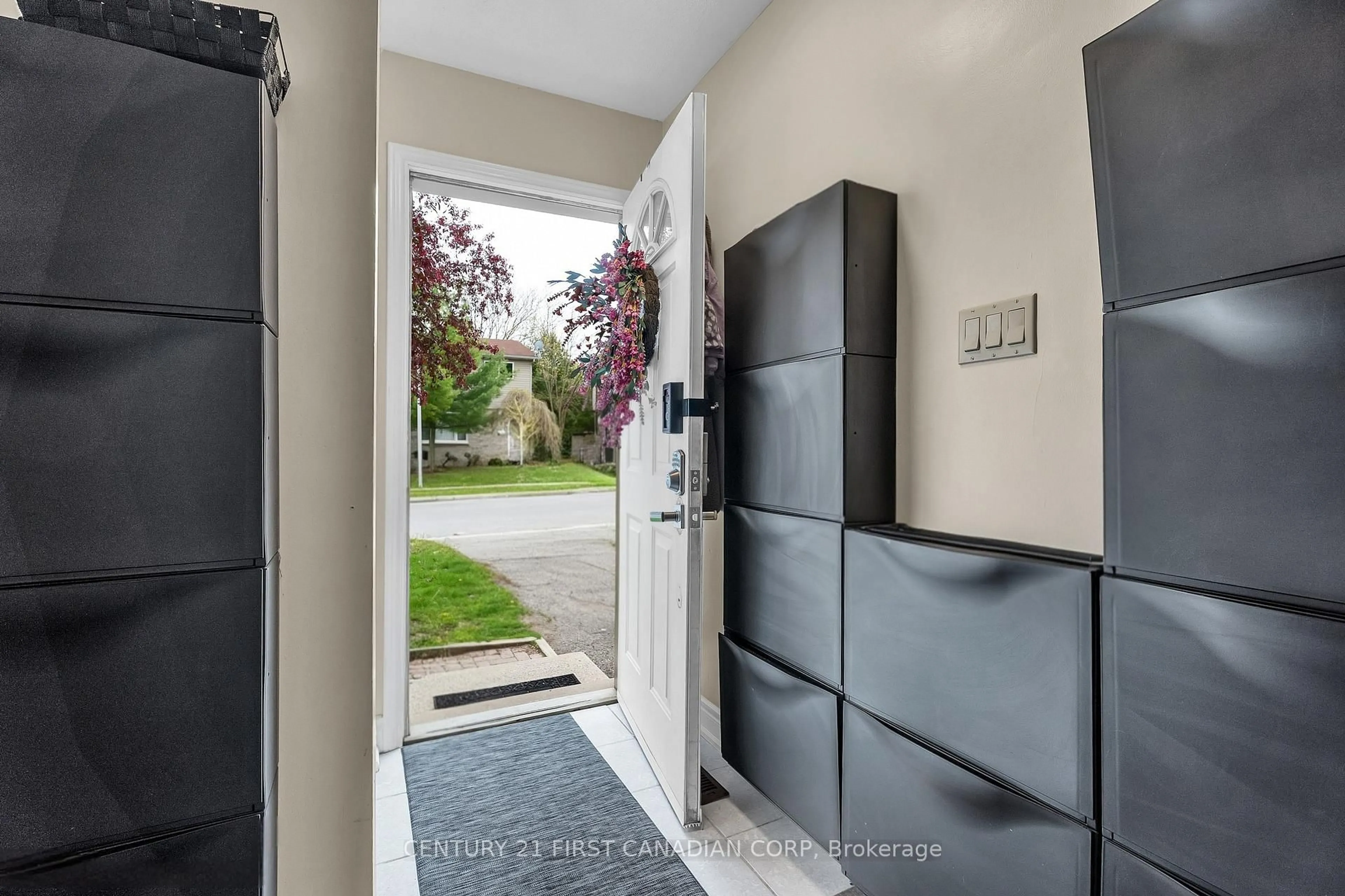 Indoor entryway for 22 Denlaw Rd, London North Ontario N6G 3L4