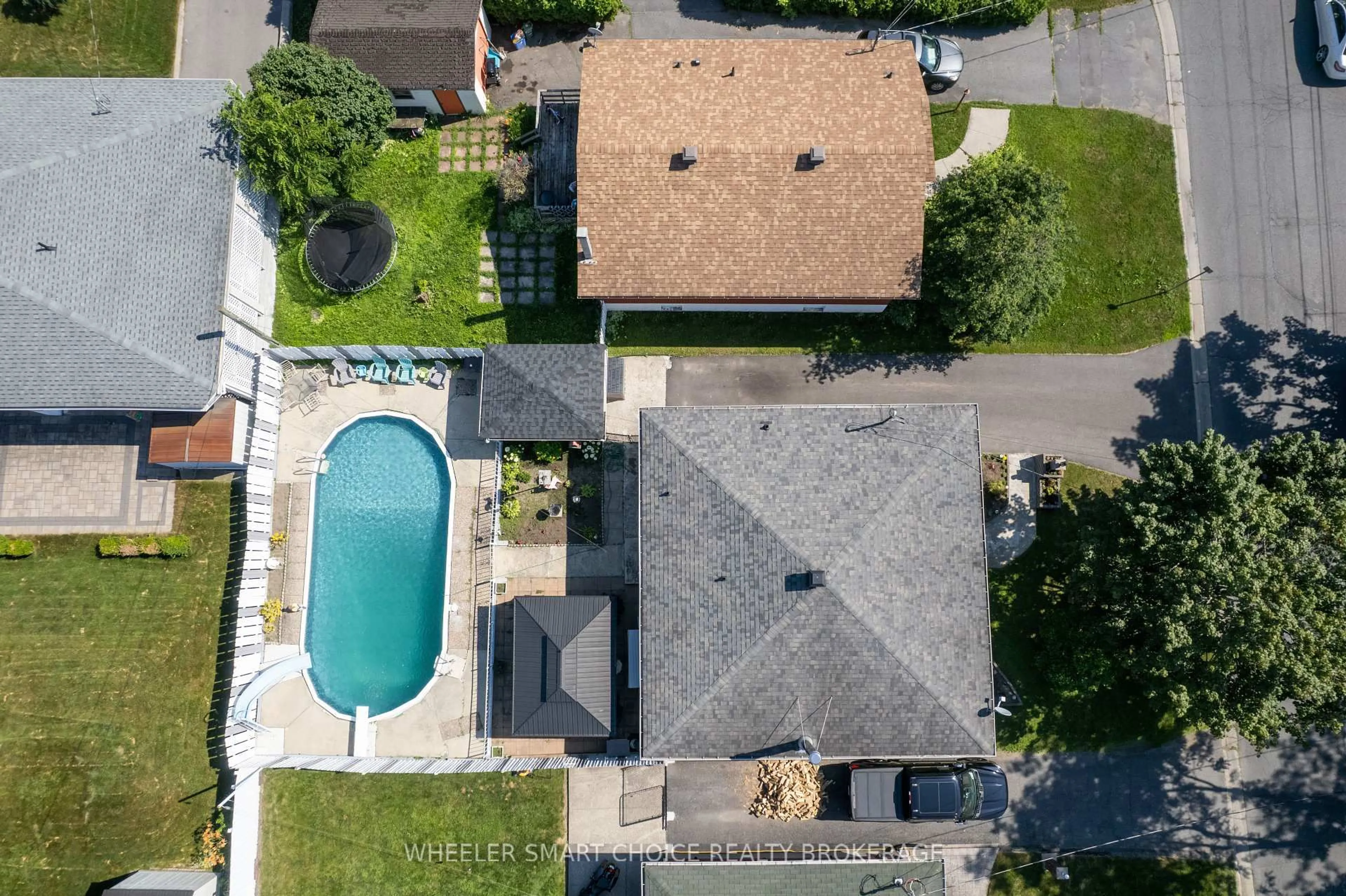 A pic from outside/outdoor area/front of a property/back of a property/a pic from drone, street for 542 Anthony St, Cornwall Ontario K6H 5L4