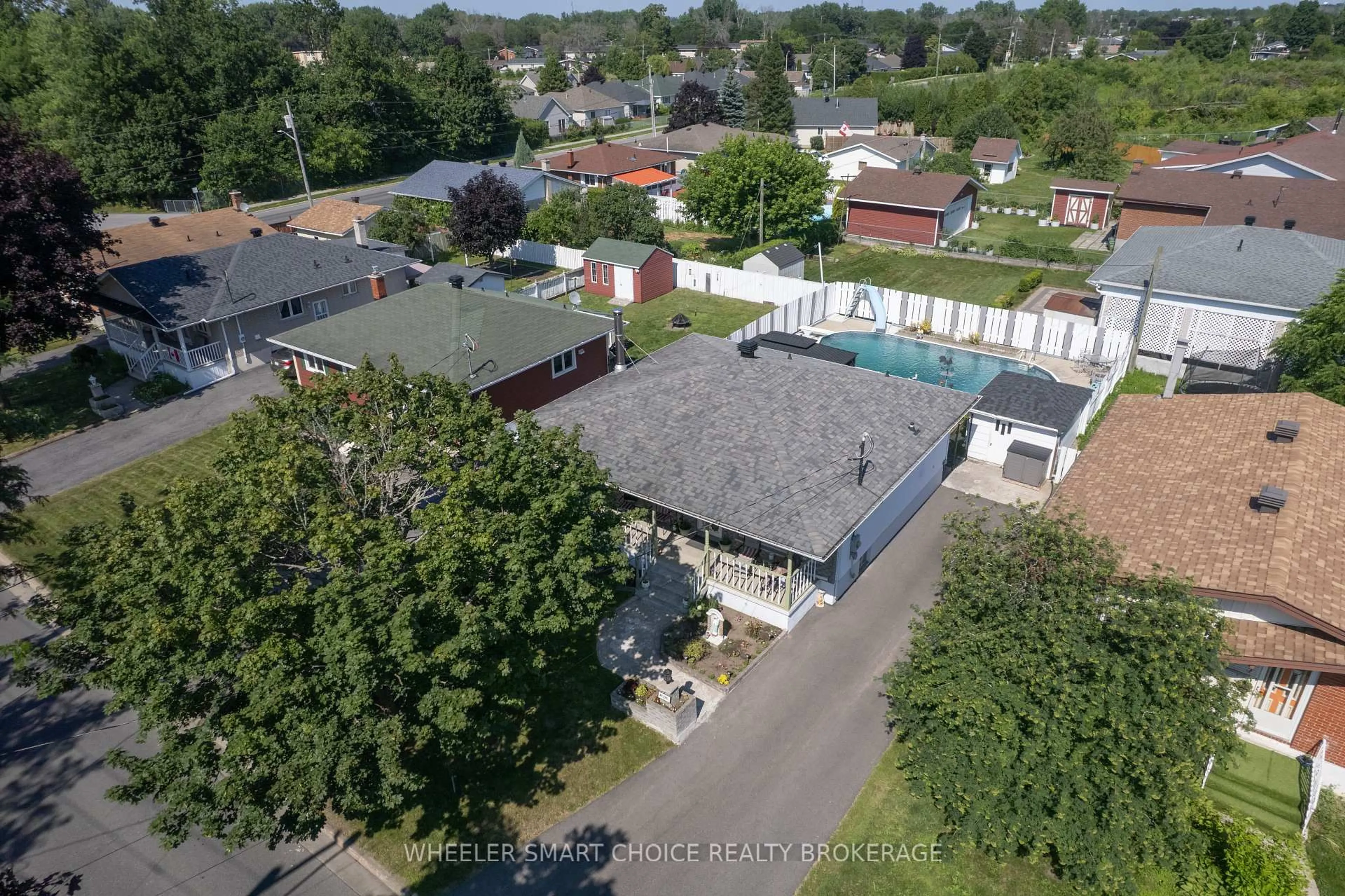 A pic from outside/outdoor area/front of a property/back of a property/a pic from drone, street for 542 Anthony St, Cornwall Ontario K6H 5L4