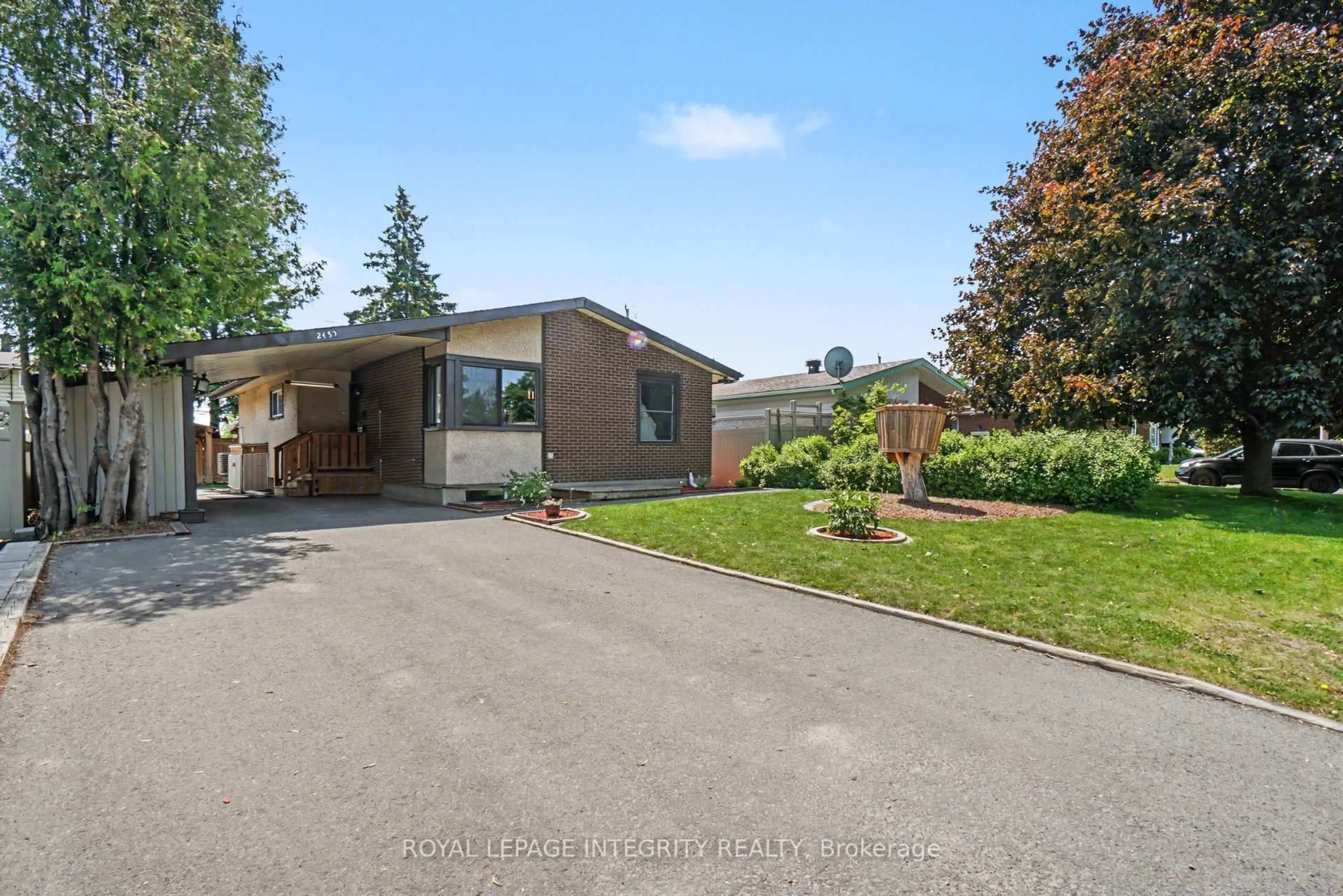 A pic from outside/outdoor area/front of a property/back of a property/a pic from drone, unknown for 2450 Magnus Ave, Ottawa Ontario K1G 1J8