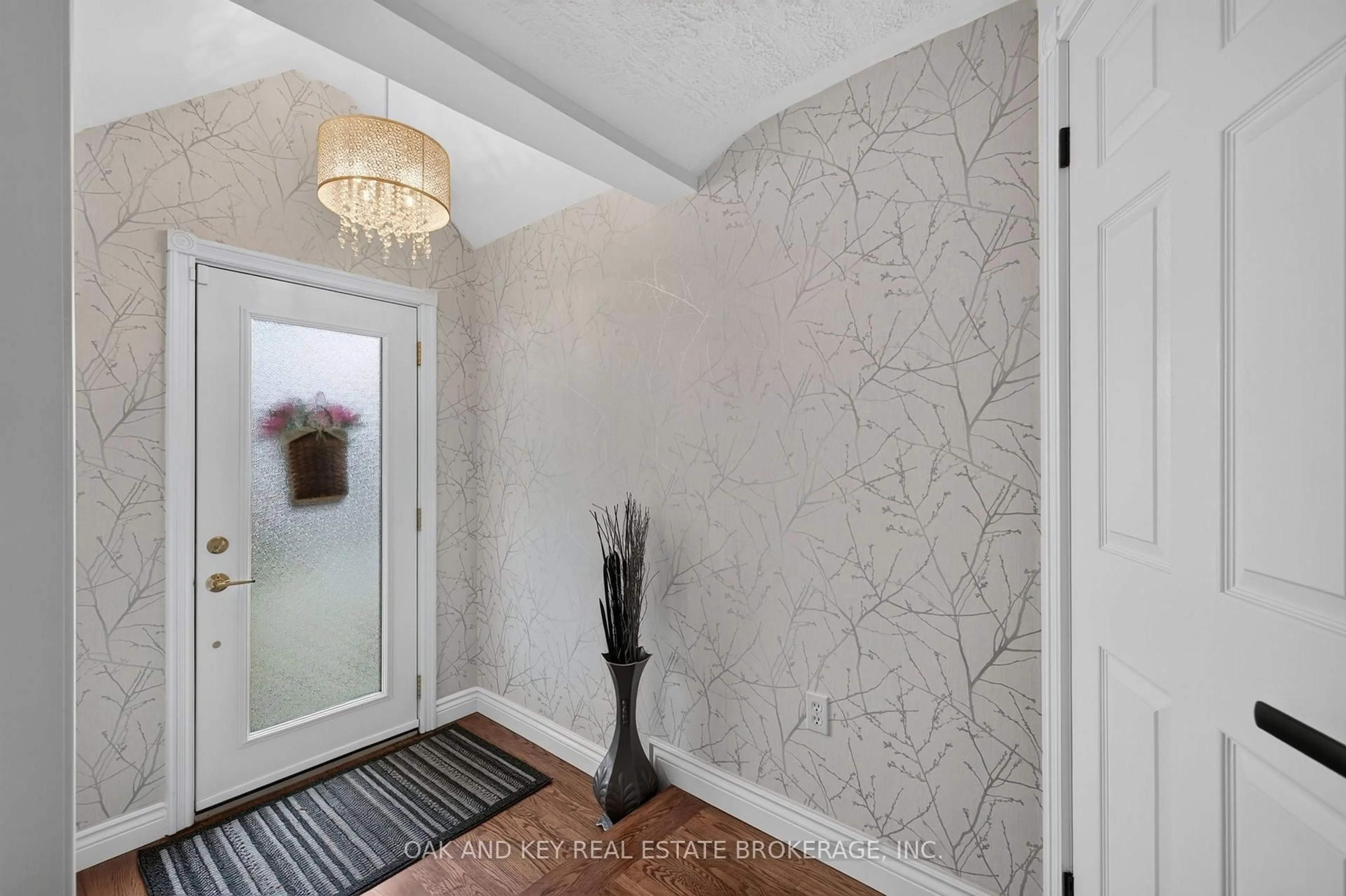 Indoor entryway for 323 Clarke Rd, London East Ontario N5W 5G3