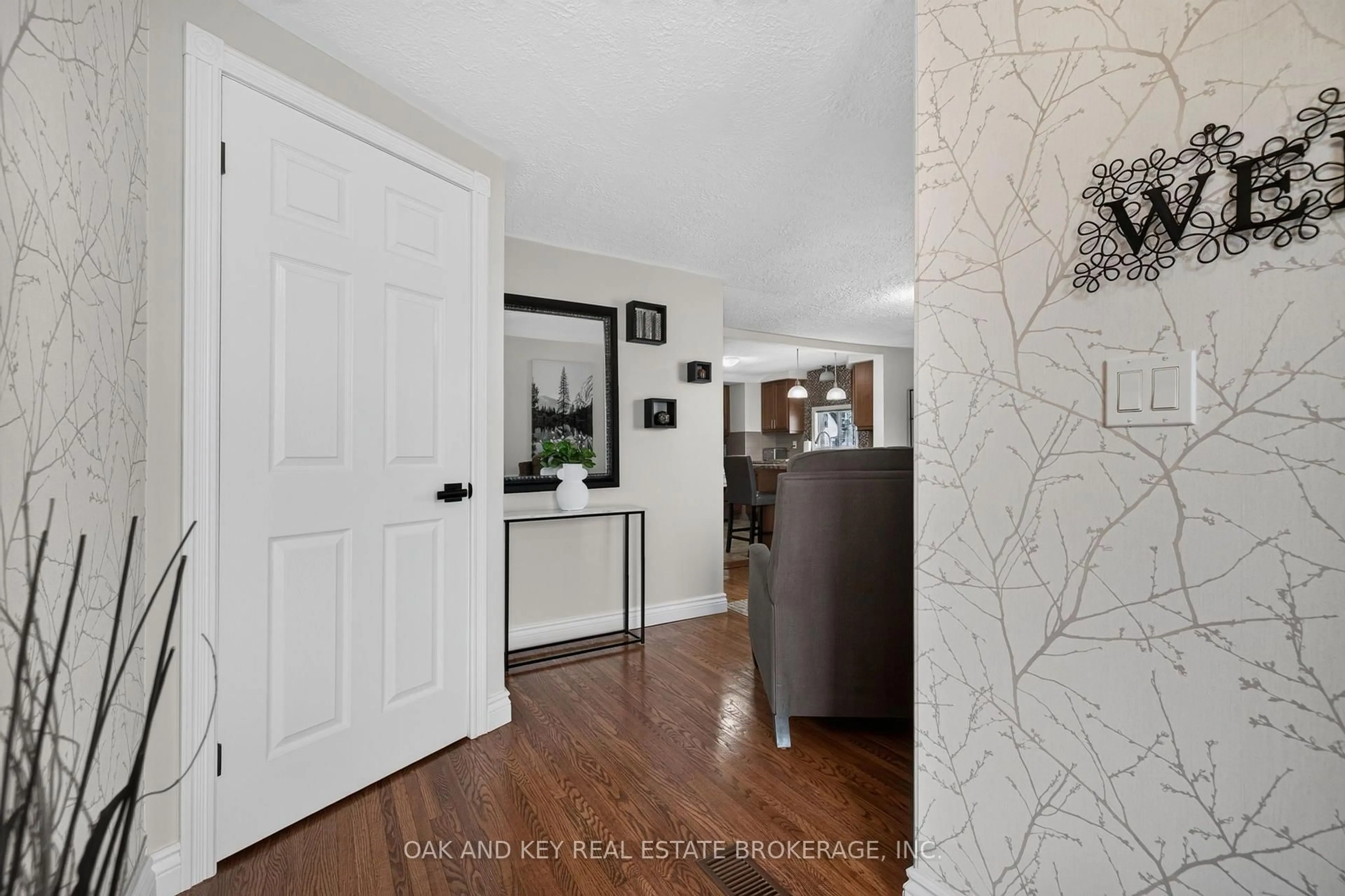 Indoor entryway for 323 Clarke Rd, London East Ontario N5W 5G3
