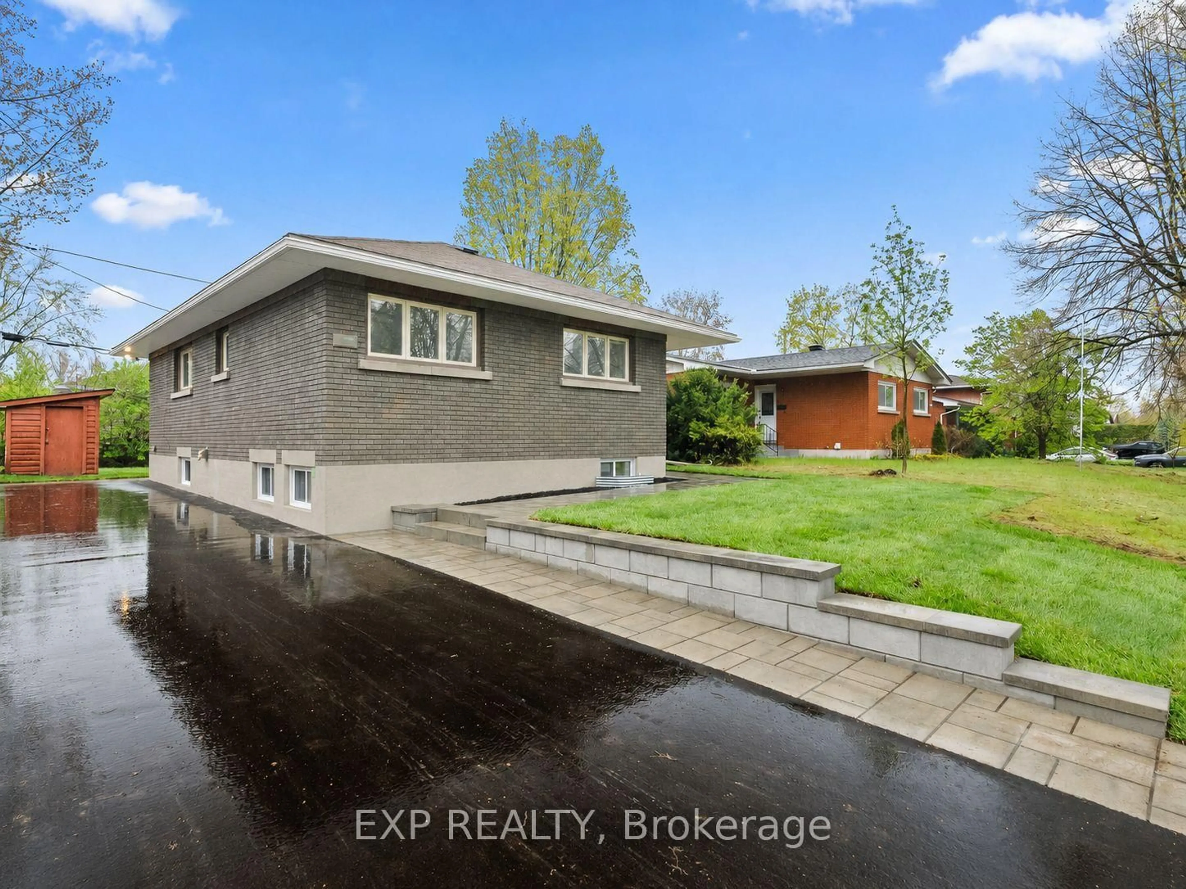 A pic from outside/outdoor area/front of a property/back of a property/a pic from drone, street for 2393 Sheldon Ave, Ottawa Ontario K2C 1K4