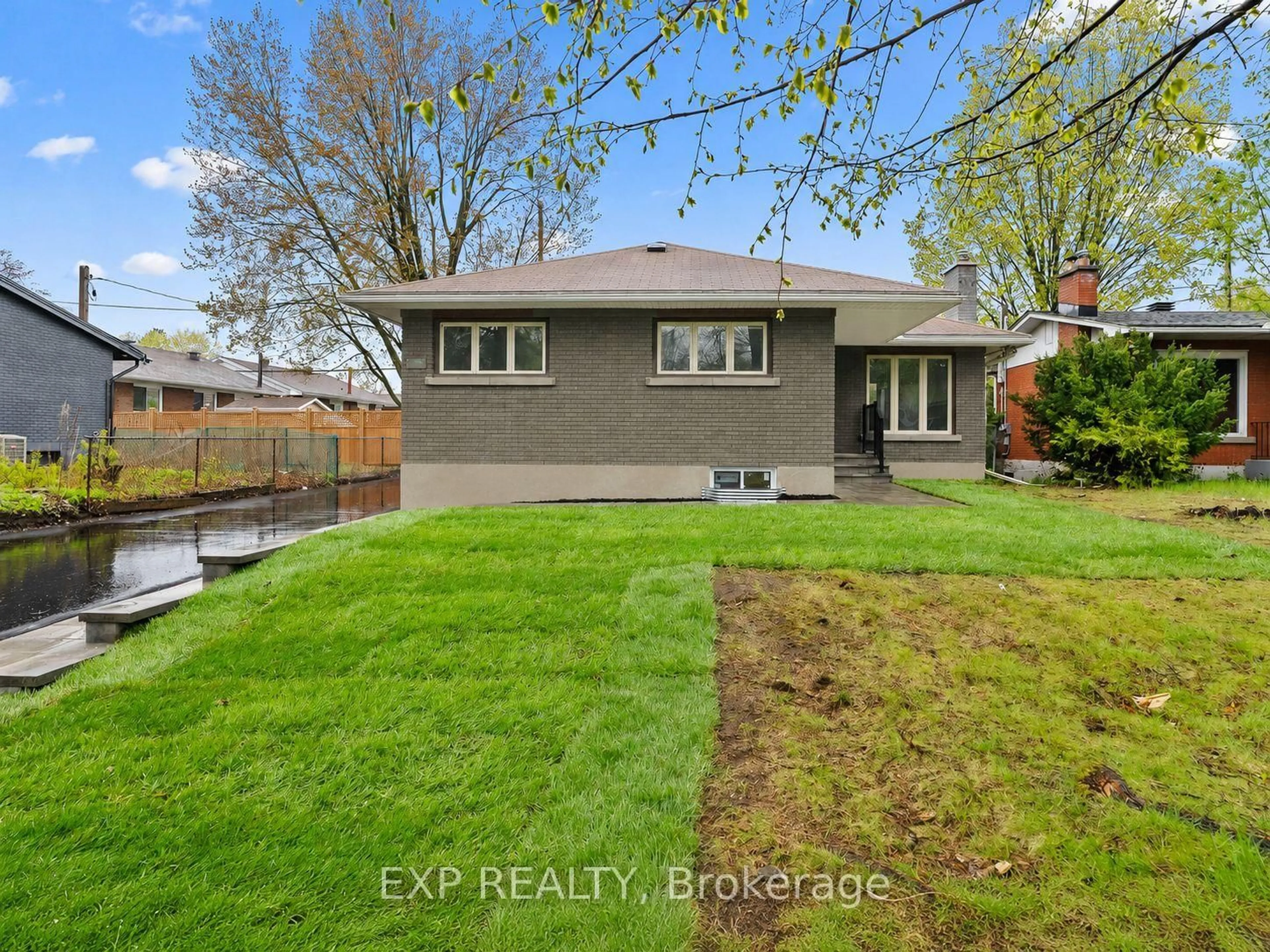 A pic from outside/outdoor area/front of a property/back of a property/a pic from drone, street for 2393 Sheldon Ave, Ottawa Ontario K2C 1K4