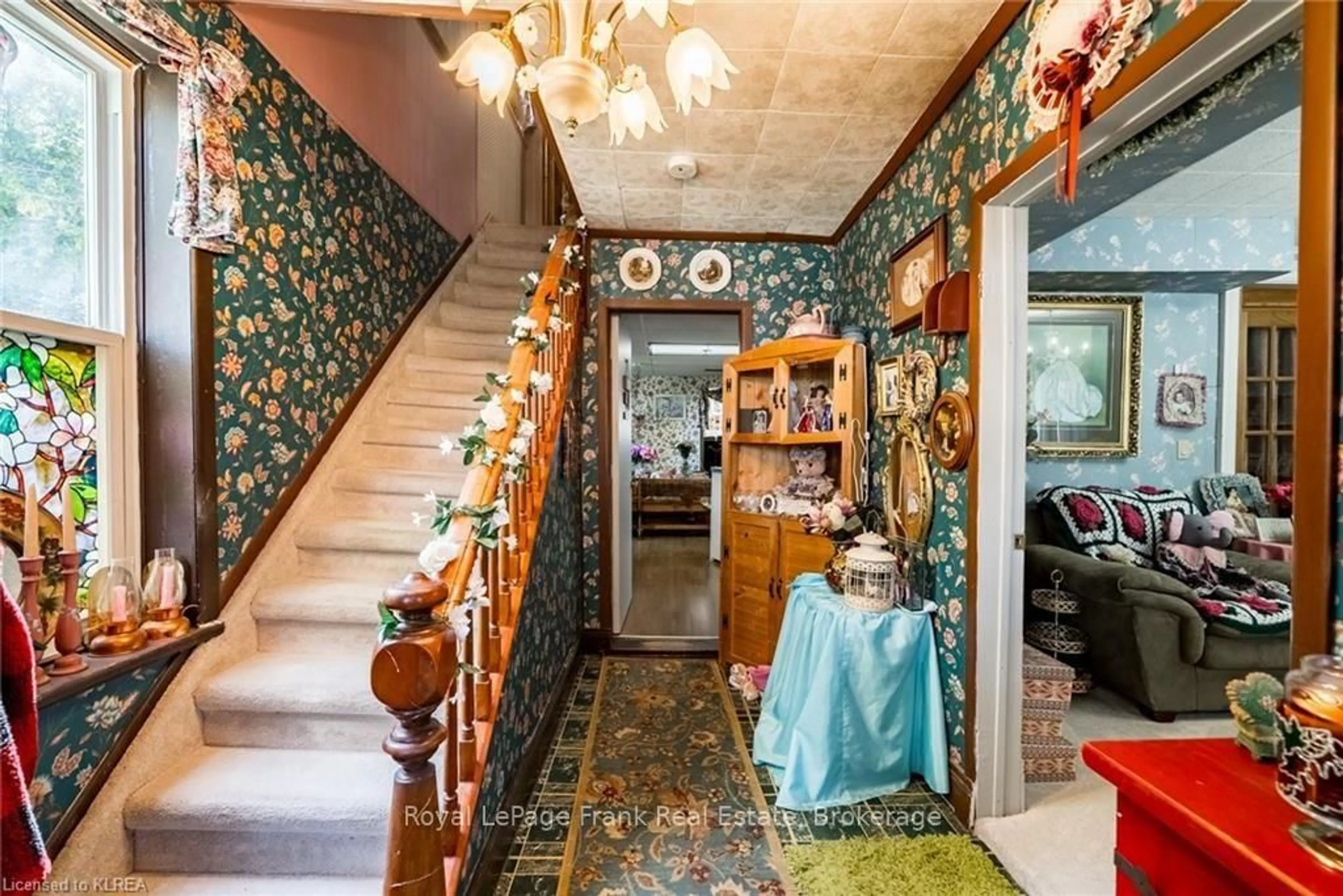 Indoor foyer for 37 Sussex St, Kawartha Lakes Ontario K9V 4H6