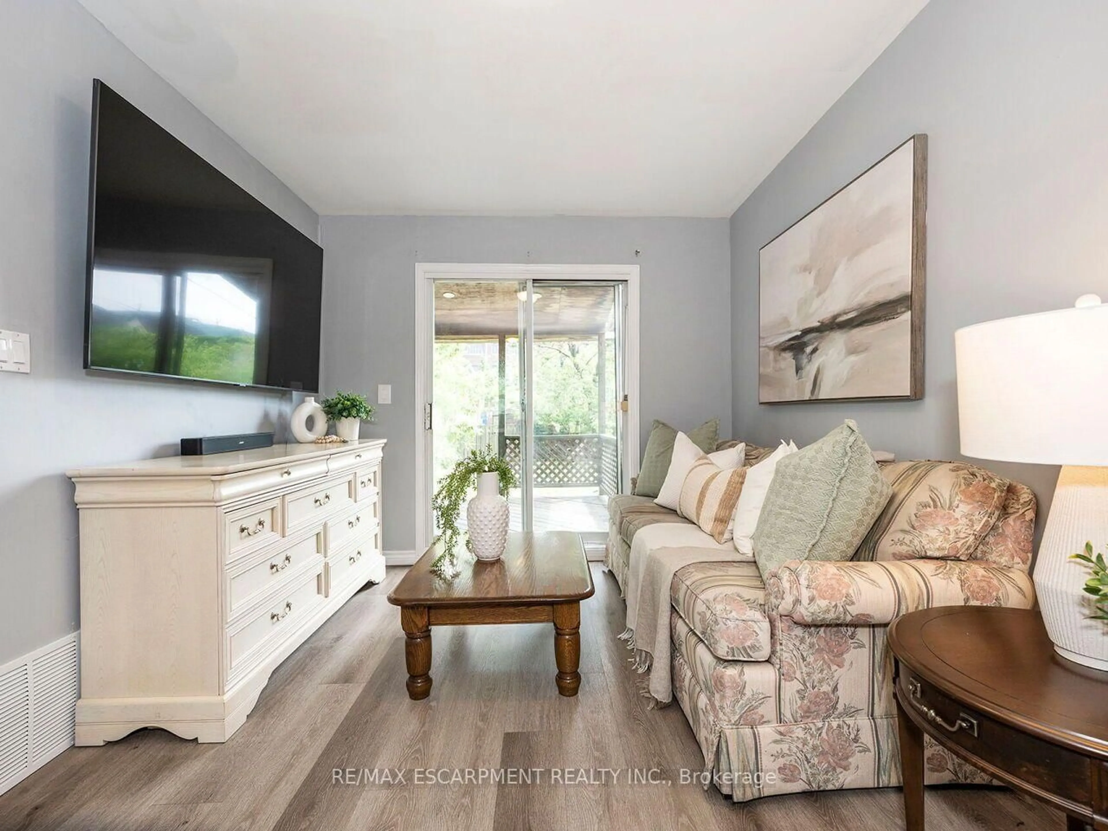 Living room with furniture, unknown for 52 Stapleton Ave, Hamilton Ontario L8H 3N5