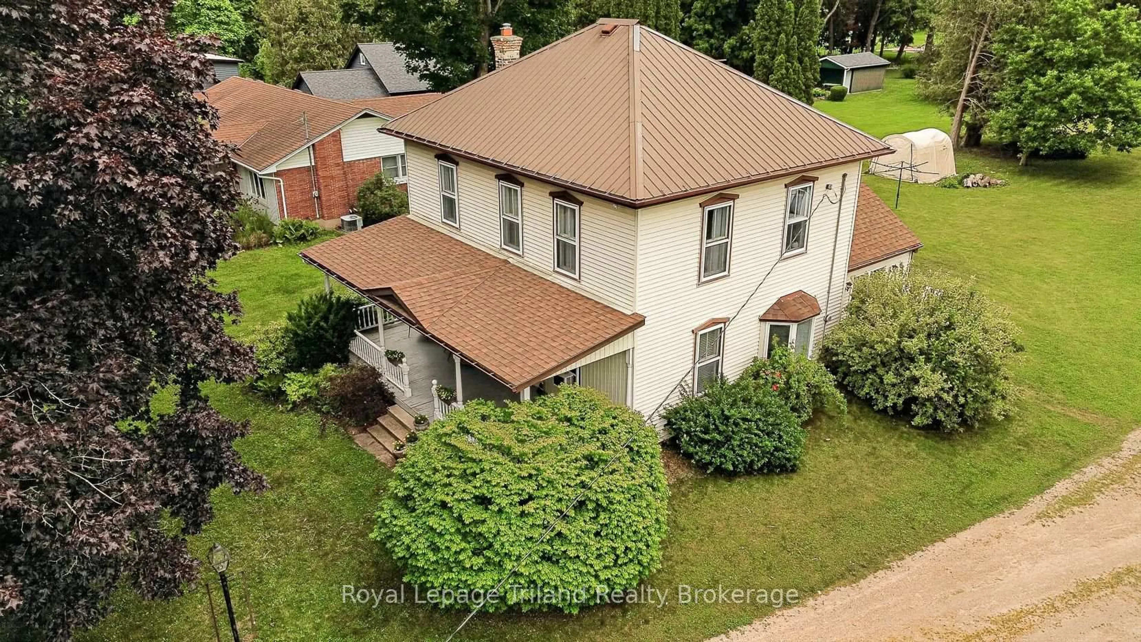 A pic from outside/outdoor area/front of a property/back of a property/a pic from drone, street for 30 Park Ave, Ingersoll Ontario N5C 1B5
