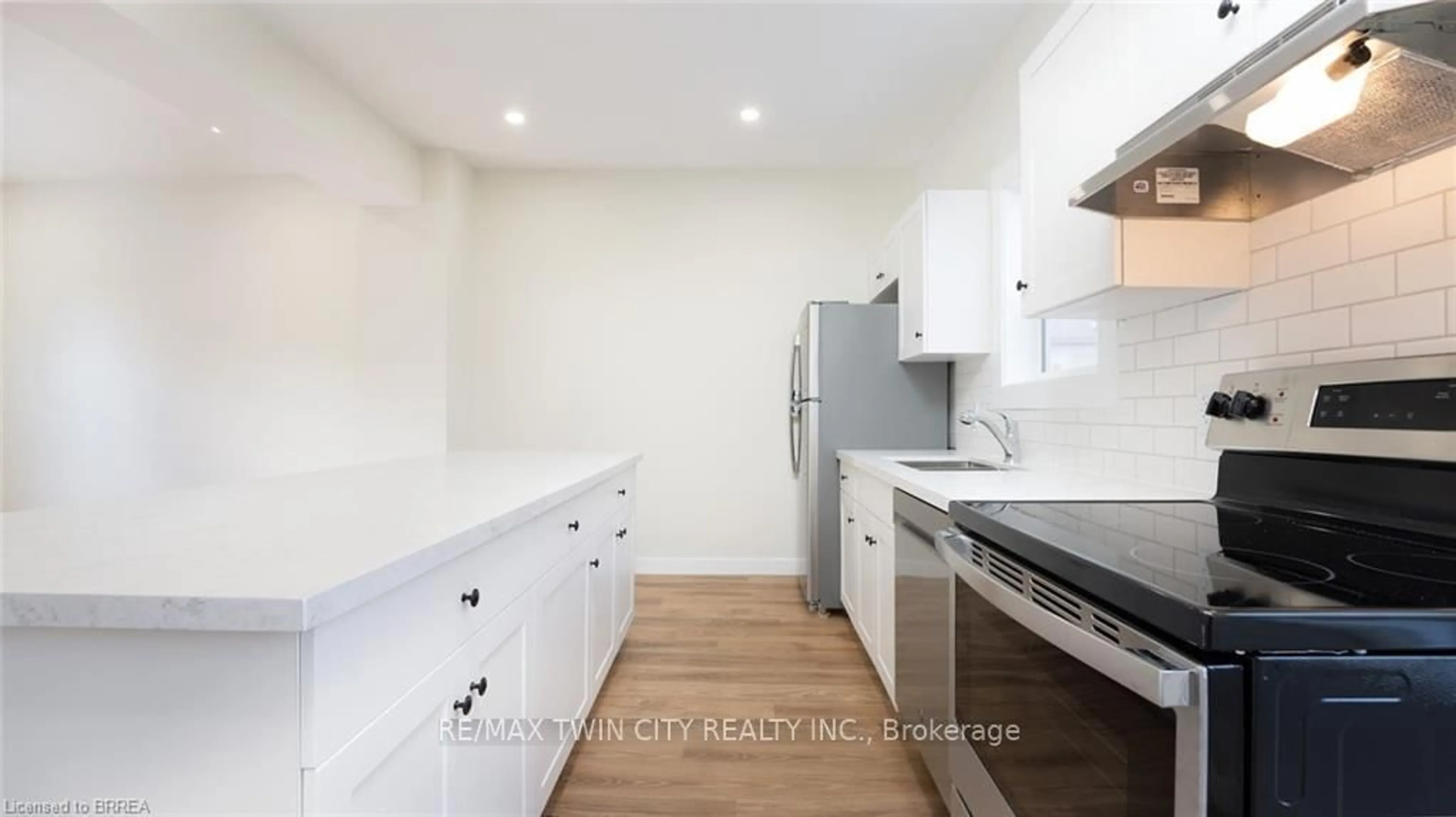 Standard kitchen, unknown for 55 Winniett St, Brantford Ontario N3T 1M6