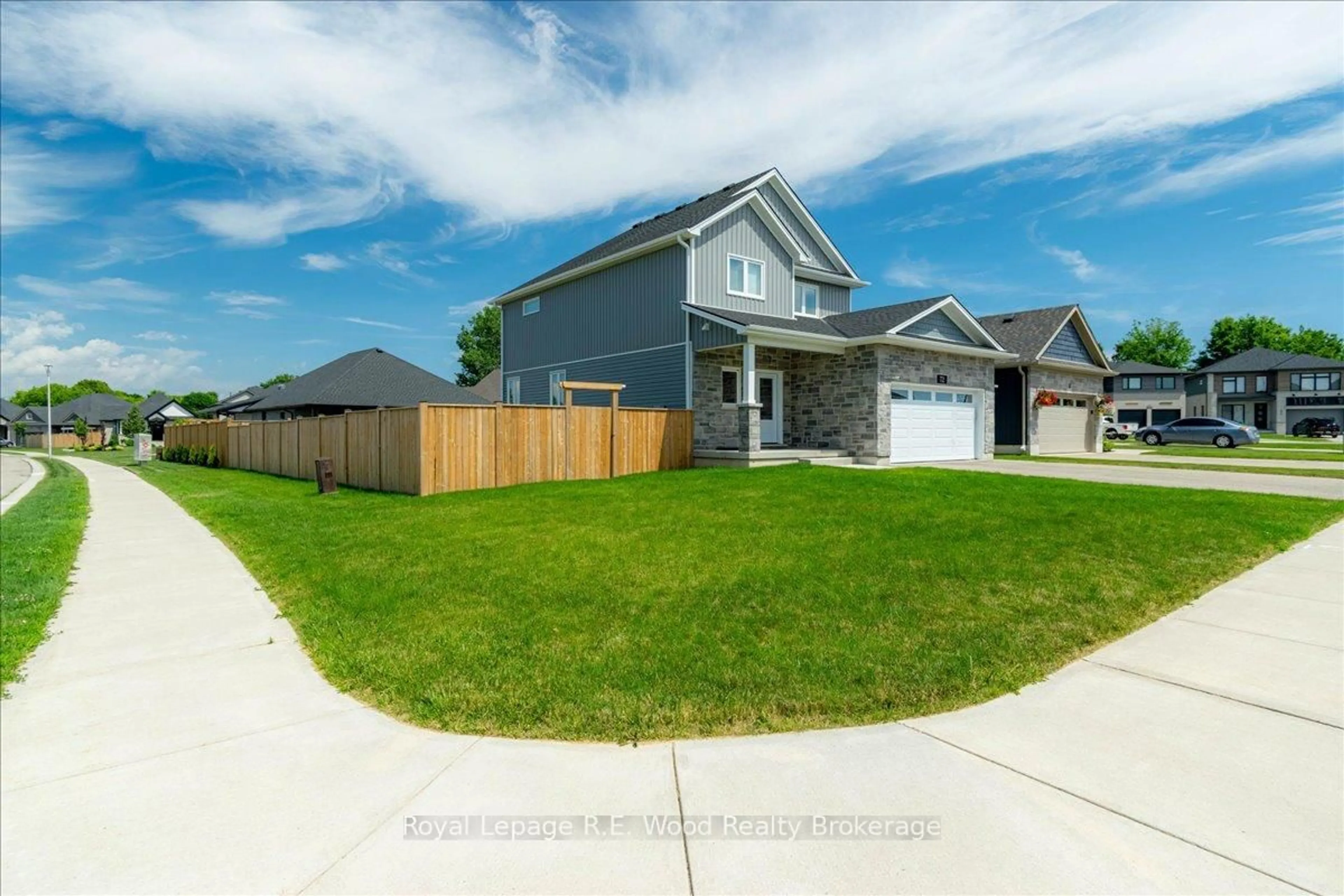 A pic from outside/outdoor area/front of a property/back of a property/a pic from drone, street for 72 Trailview Dr, Tillsonburg Ontario N4G 0K1