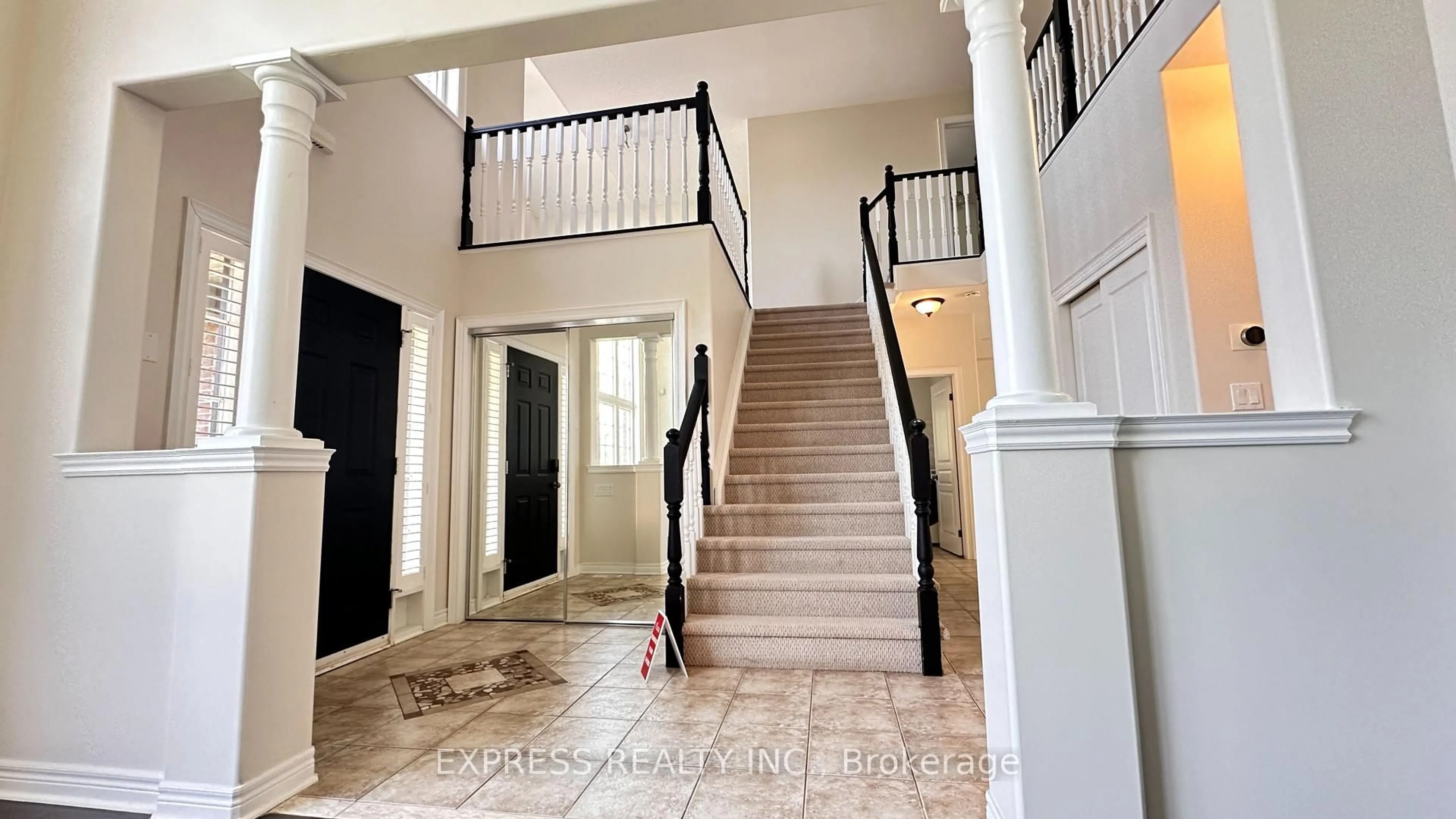 Indoor foyer for 1171 Dexter Dr, Fort Erie Ontario L2A 6W3