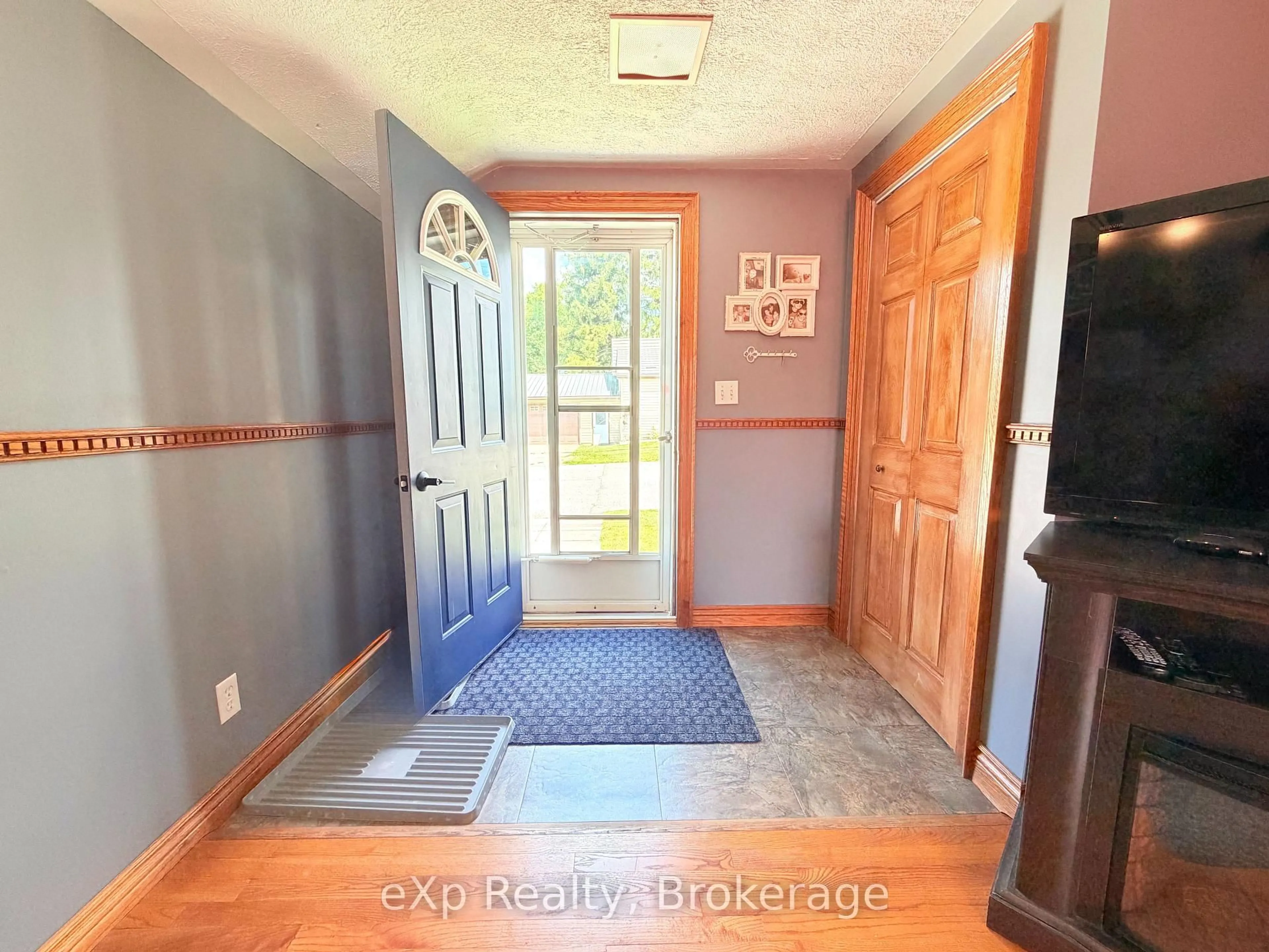 Indoor entryway for 503 Yonge St, Brockton Ontario N0G 2V0