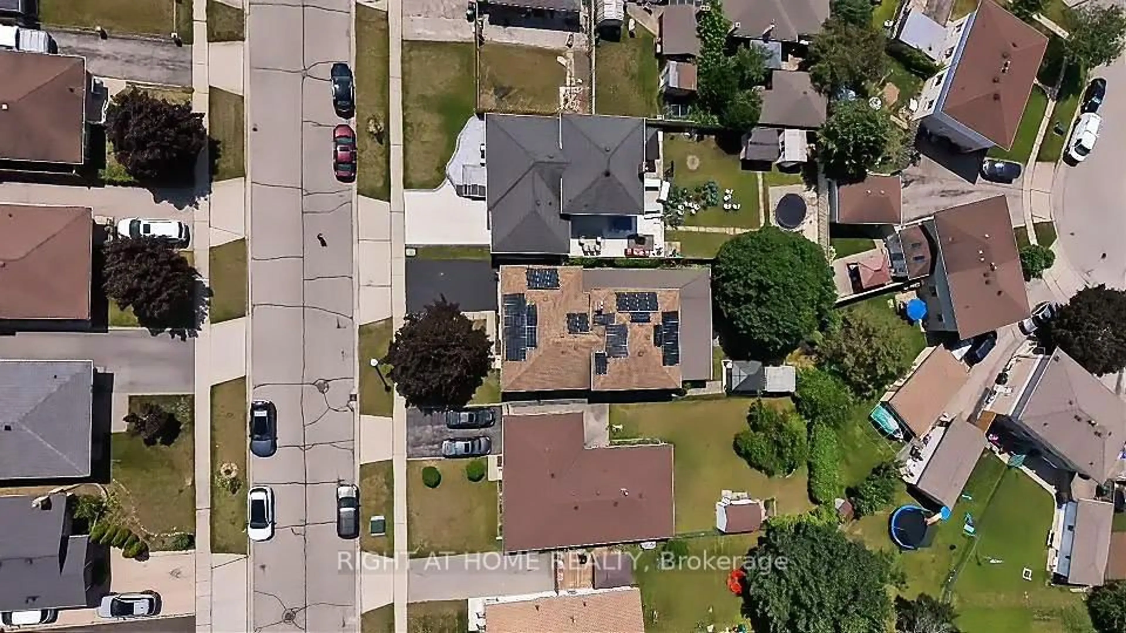 A pic from outside/outdoor area/front of a property/back of a property/a pic from drone, street for 234 Thunderbird Dr, Cambridge Ontario N1R 6H5