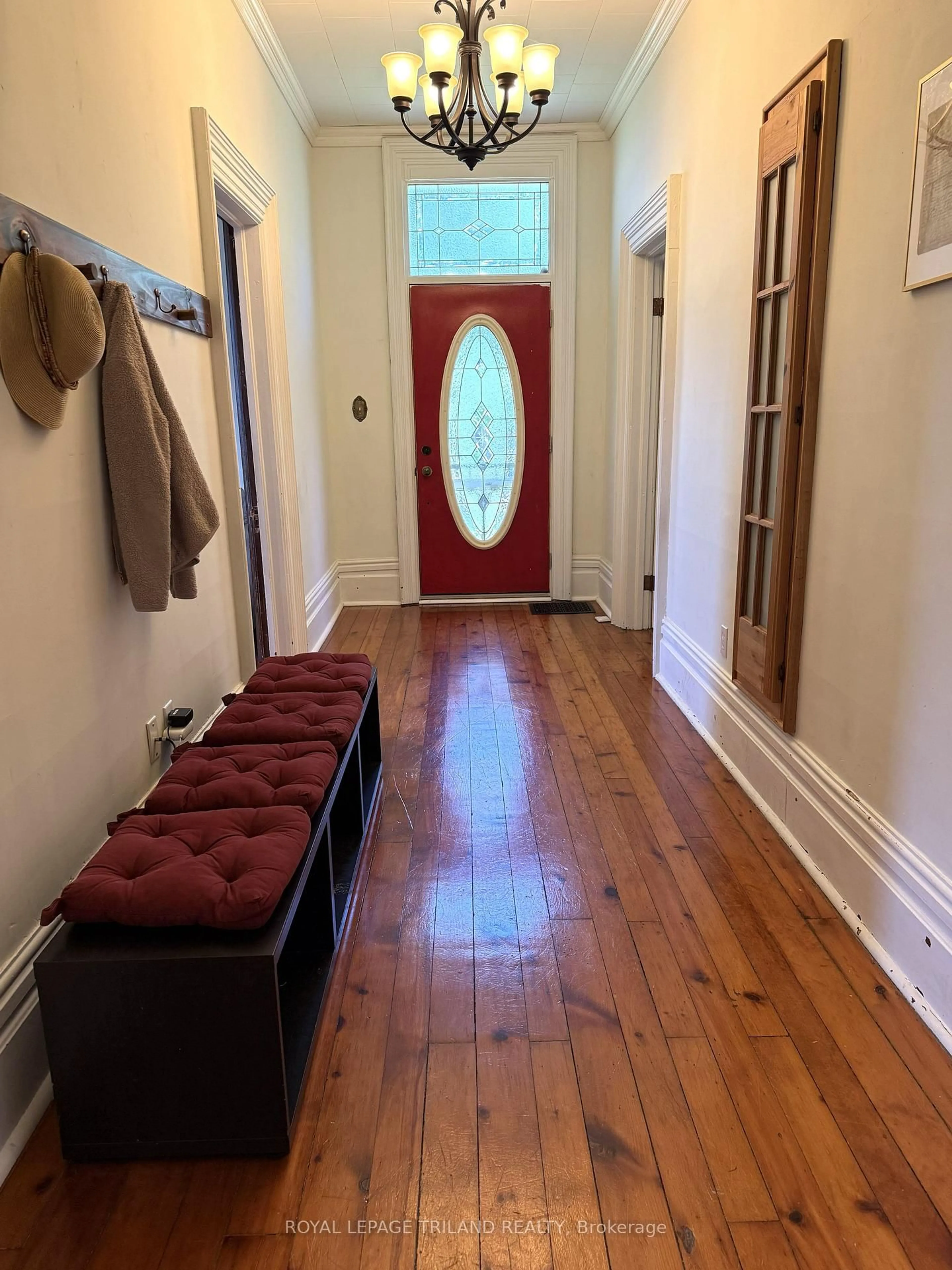 Indoor entryway for 12 East Ave, St. Thomas Ontario N5R 3S8