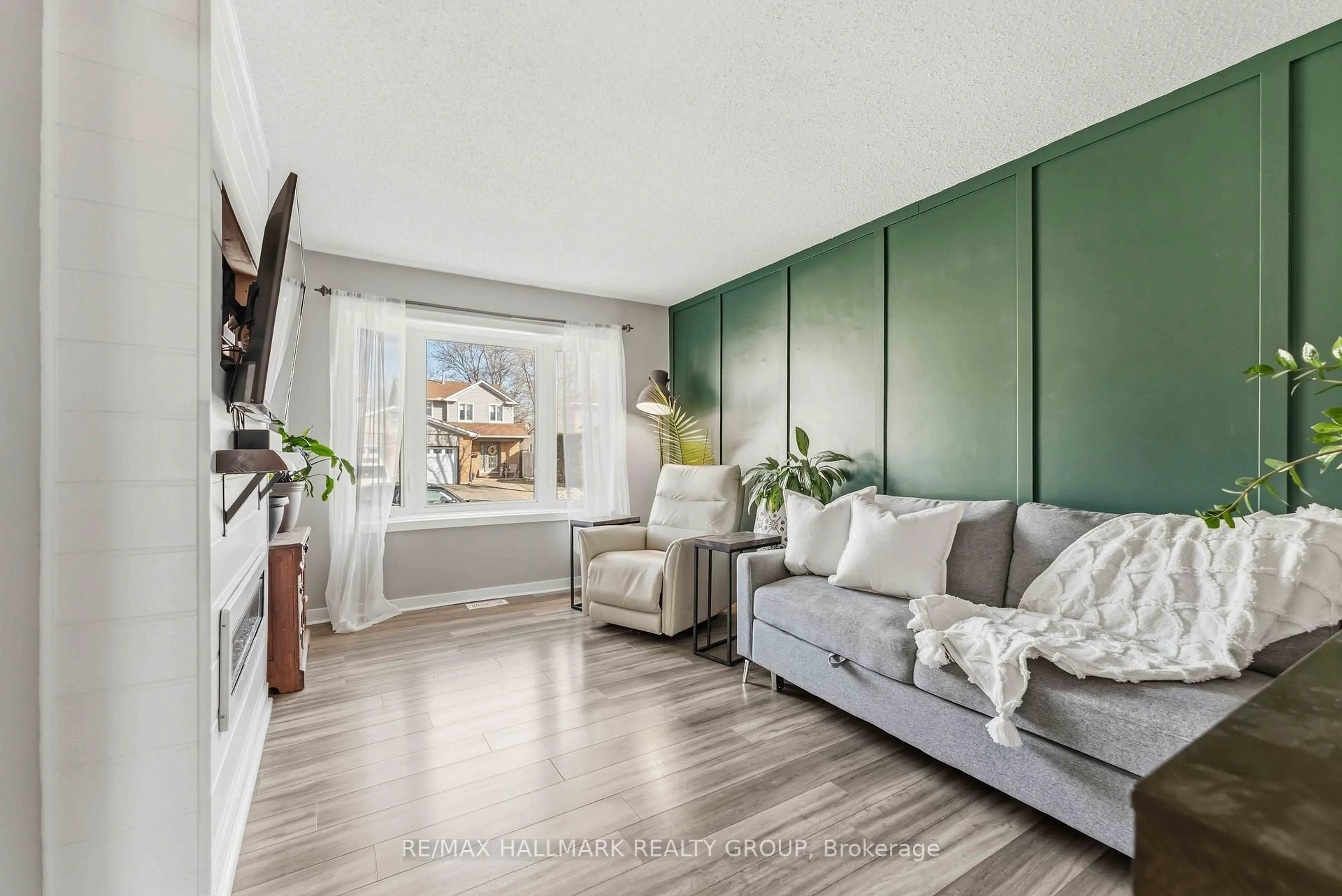 Living room with furniture, unknown for 1091 Burgundy Lane, Orleans Ontario K1C 2M9