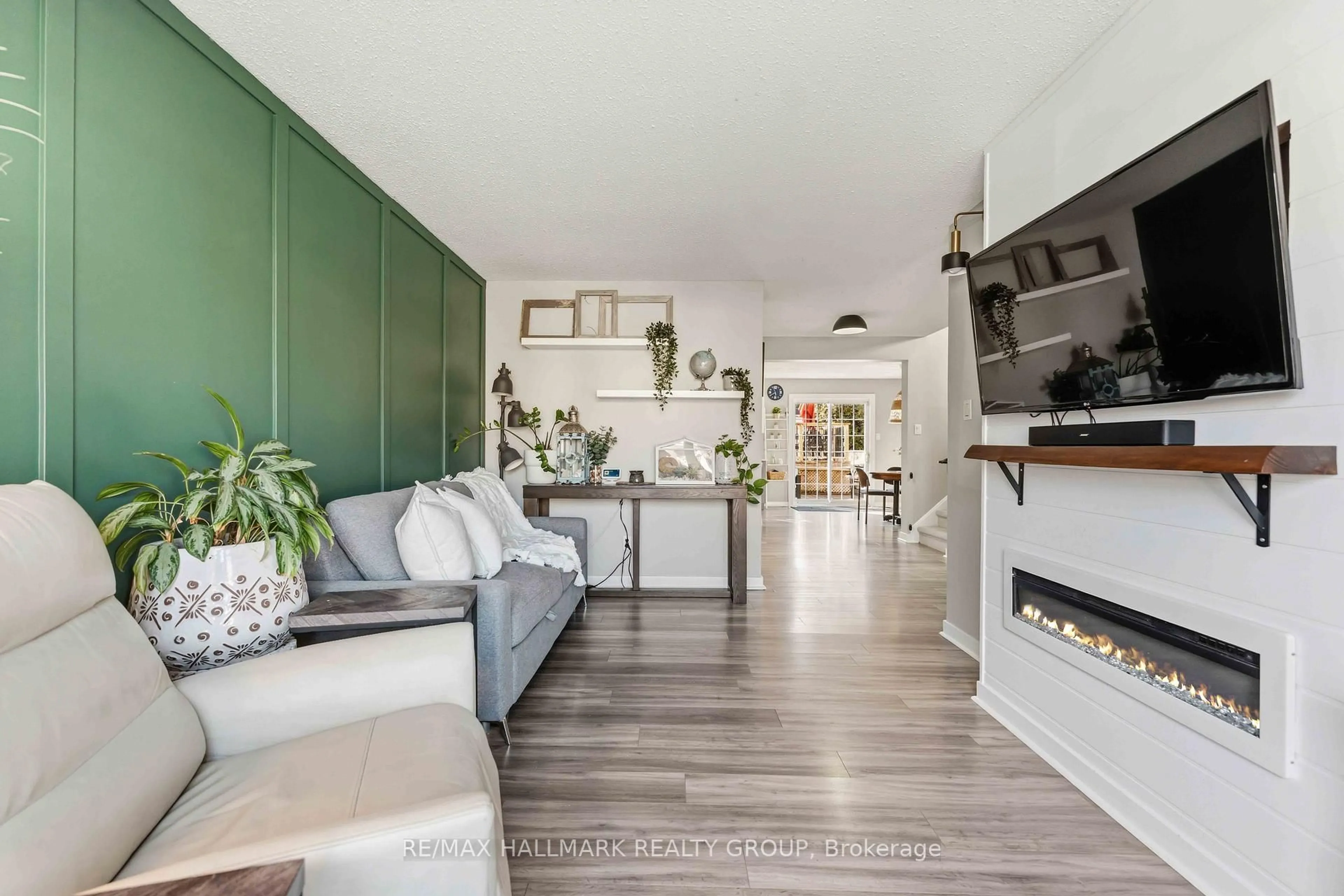 Living room with furniture, unknown for 1091 Burgundy Lane, Orleans Ontario K1C 2M9