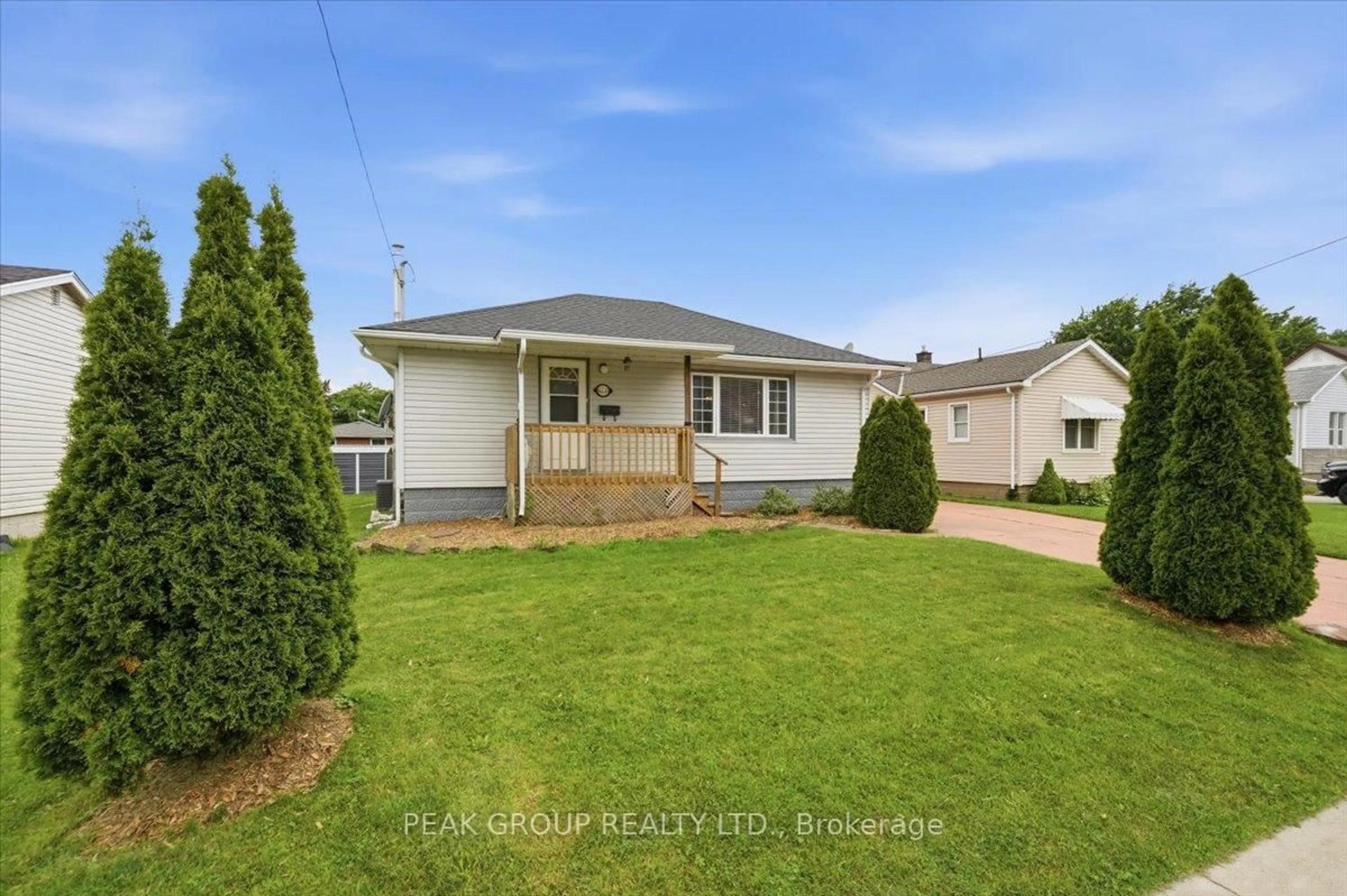 A pic from outside/outdoor area/front of a property/back of a property/a pic from drone, street for 6233 Montrose Rd, Niagara Falls Ontario L2H 1L5