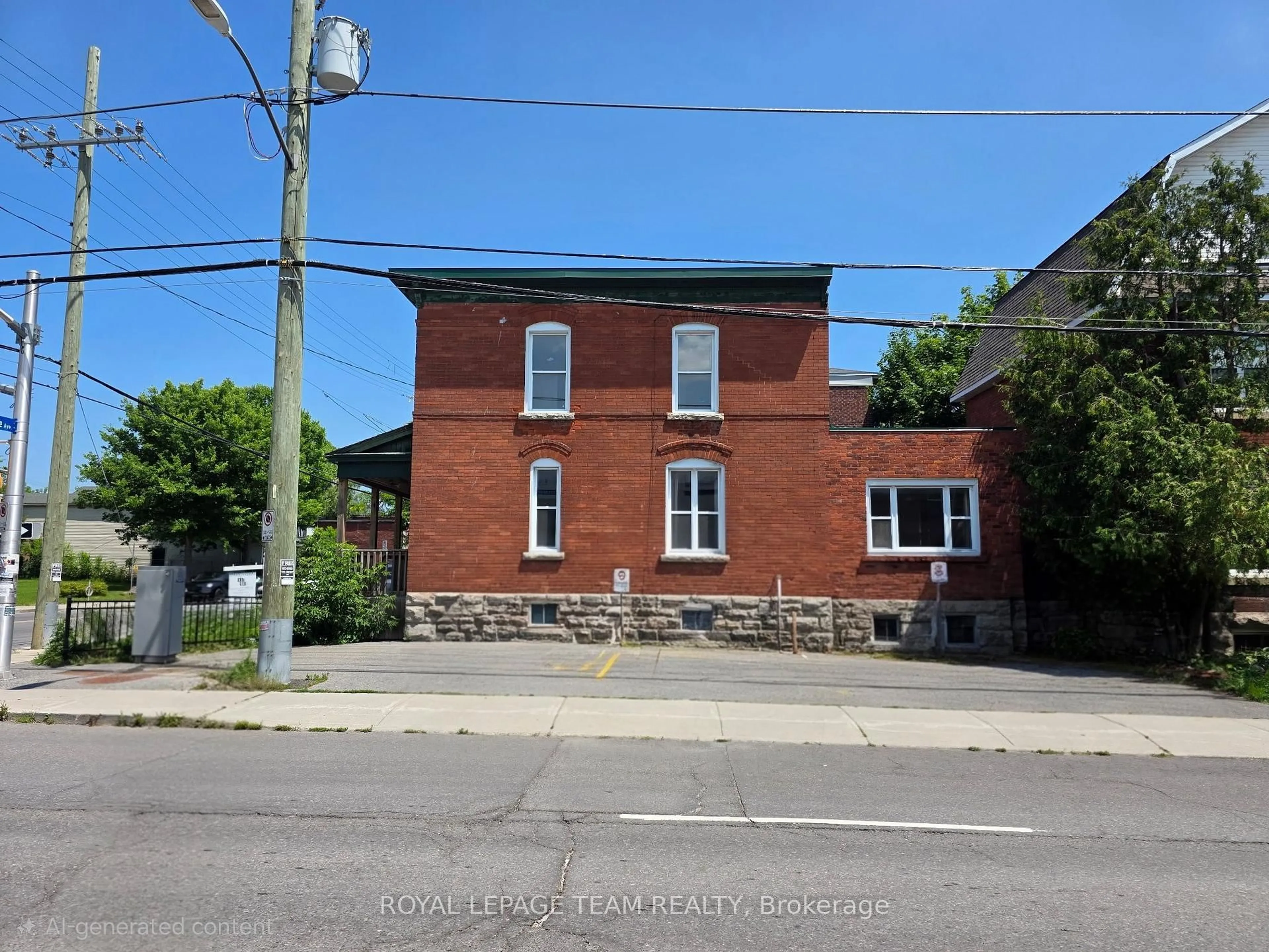 A pic from outside/outdoor area/front of a property/back of a property/a pic from drone, building for 498 Gladstone Ave, Ottawa Ontario K1R 5N8