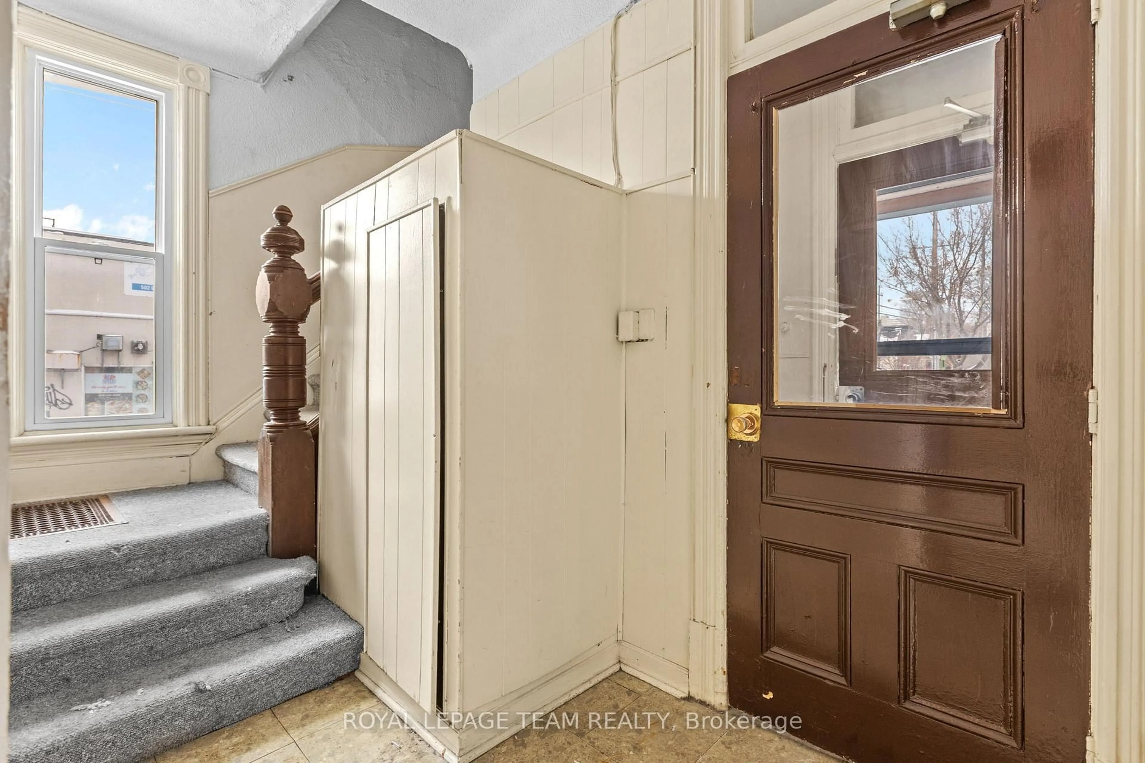 Indoor foyer for 498 Gladstone Ave, Ottawa Ontario K1R 5N8