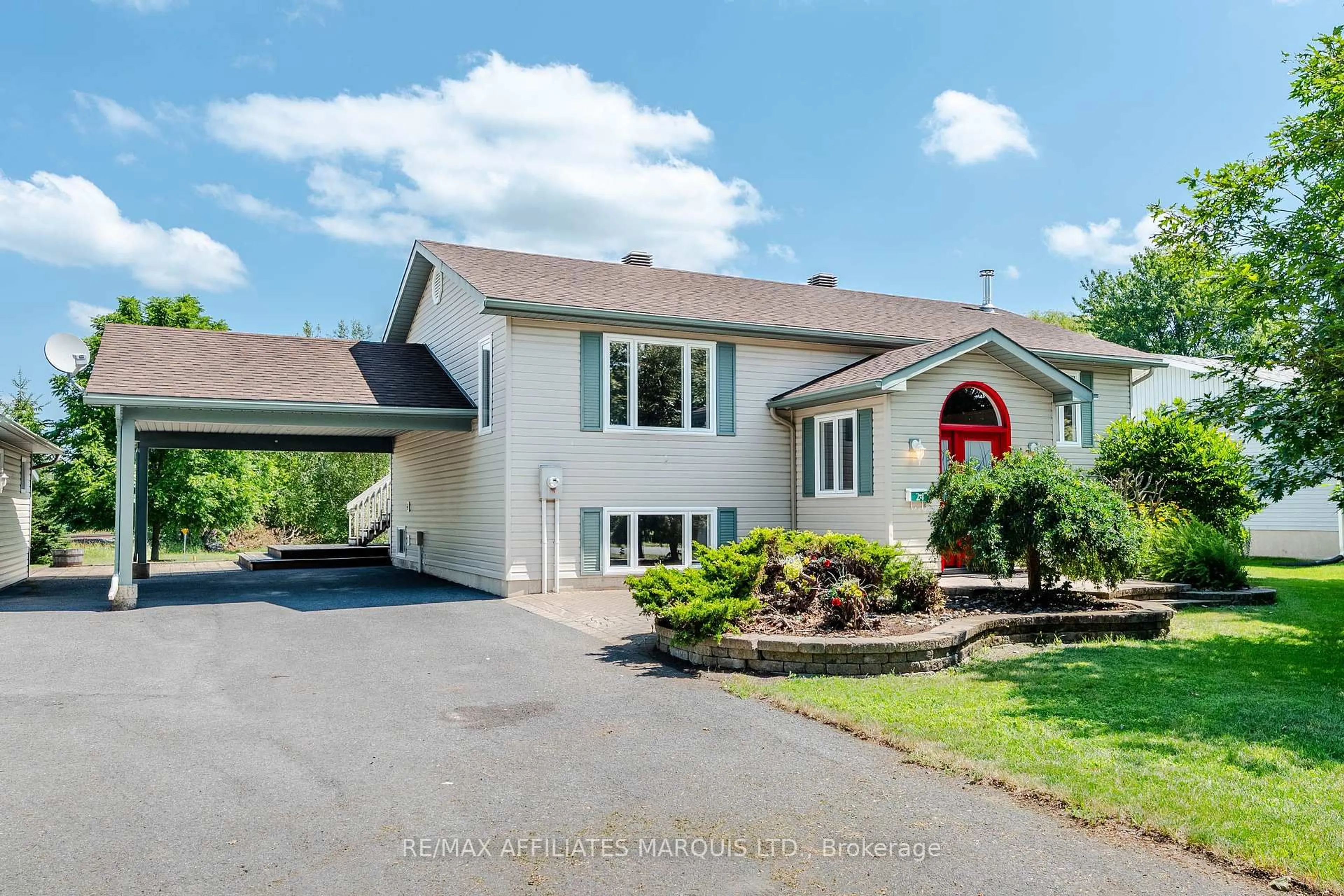 A pic from outside/outdoor area/front of a property/back of a property/a pic from drone, street for 24 Nelson St, North Stormont Ontario K0C 1K0