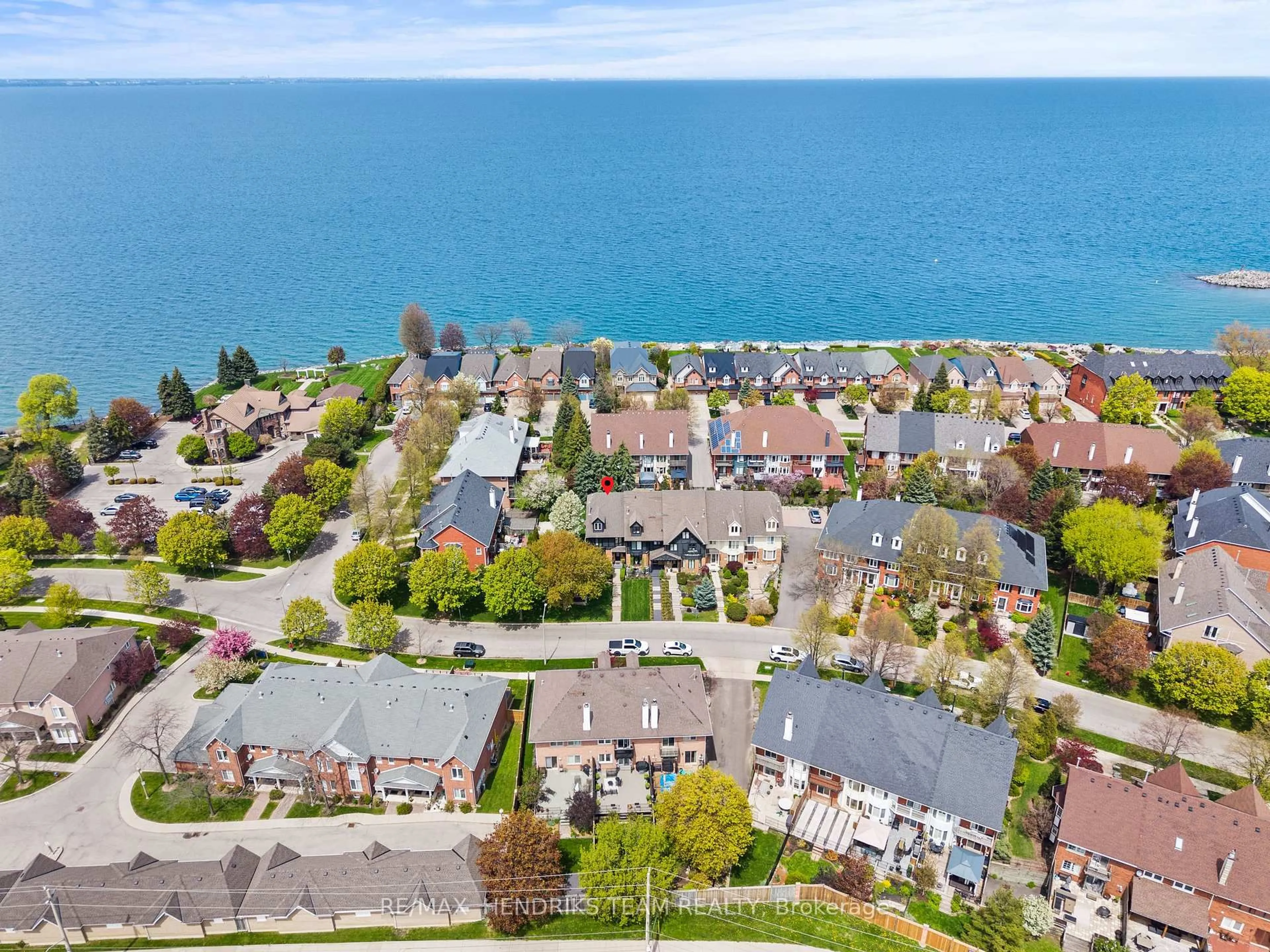 A pic from outside/outdoor area/front of a property/back of a property/a pic from drone, water/lake/river/ocean view for 5 Harbour Dr, Hamilton Ontario L8E 4Z4