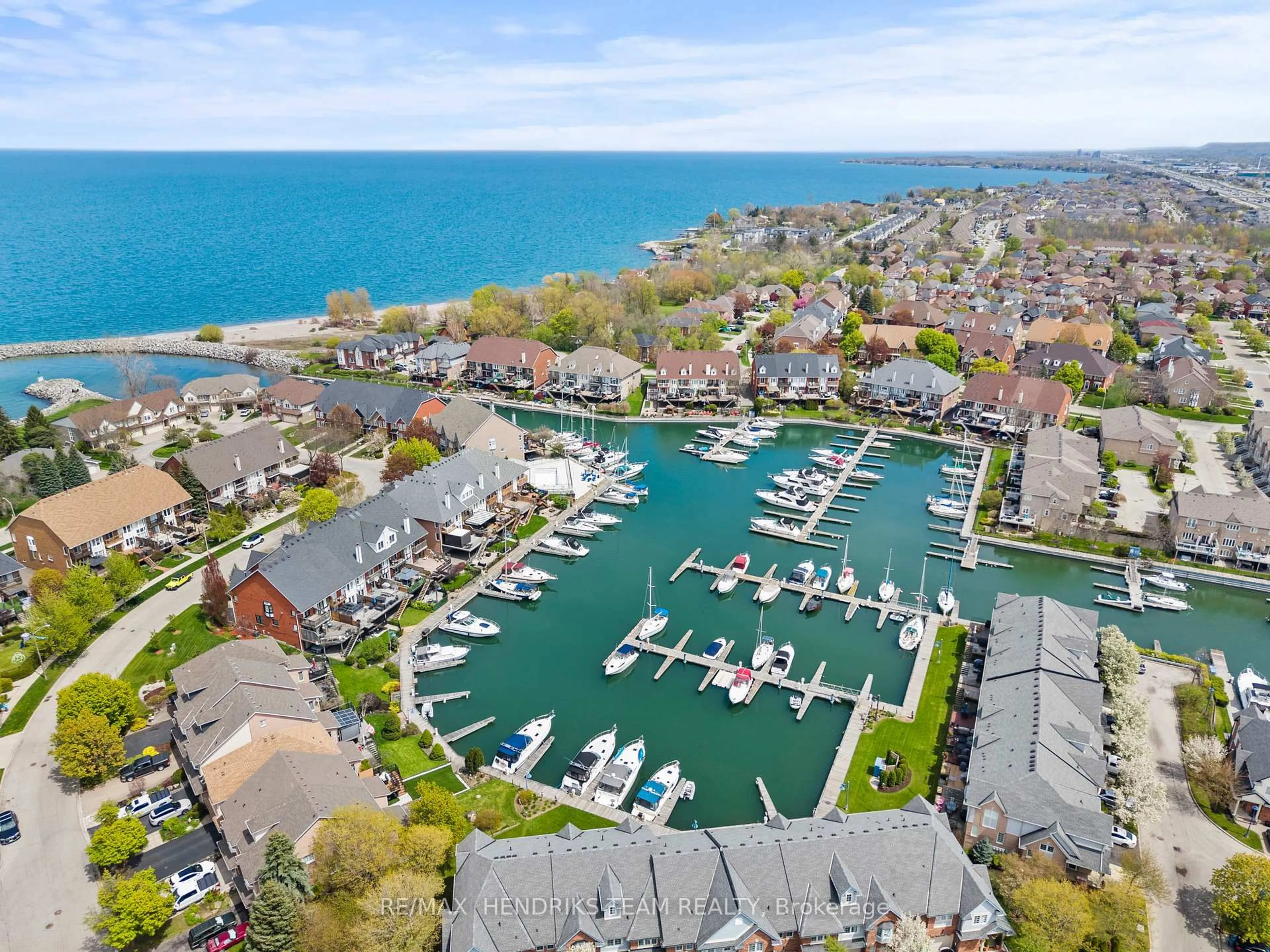 A pic from outside/outdoor area/front of a property/back of a property/a pic from drone, water/lake/river/ocean view for 5 Harbour Dr, Hamilton Ontario L8E 4Z4