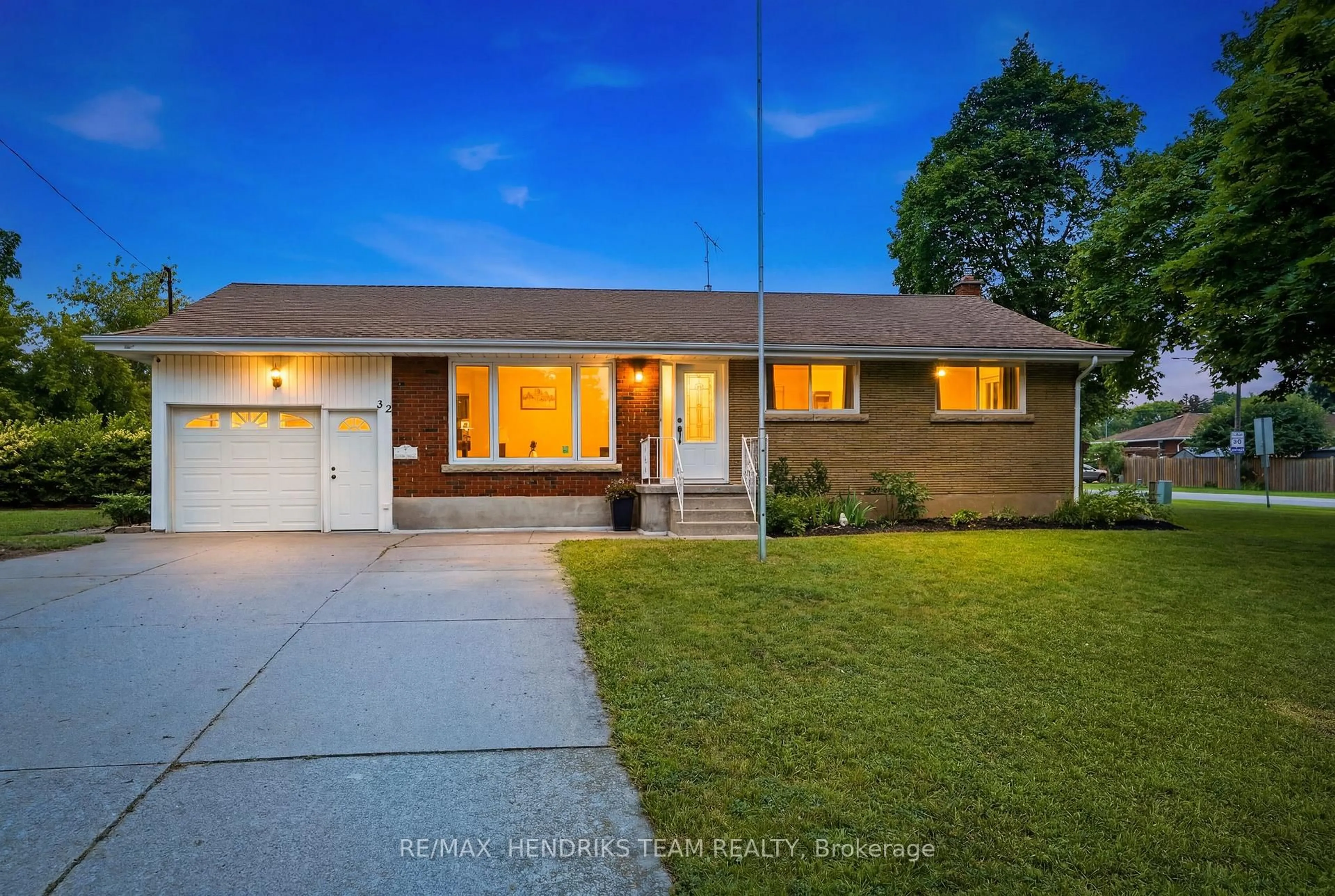 Home with brick exterior material, street for 32 Hanson Dr, St. Catharines Ontario L2M 2X1