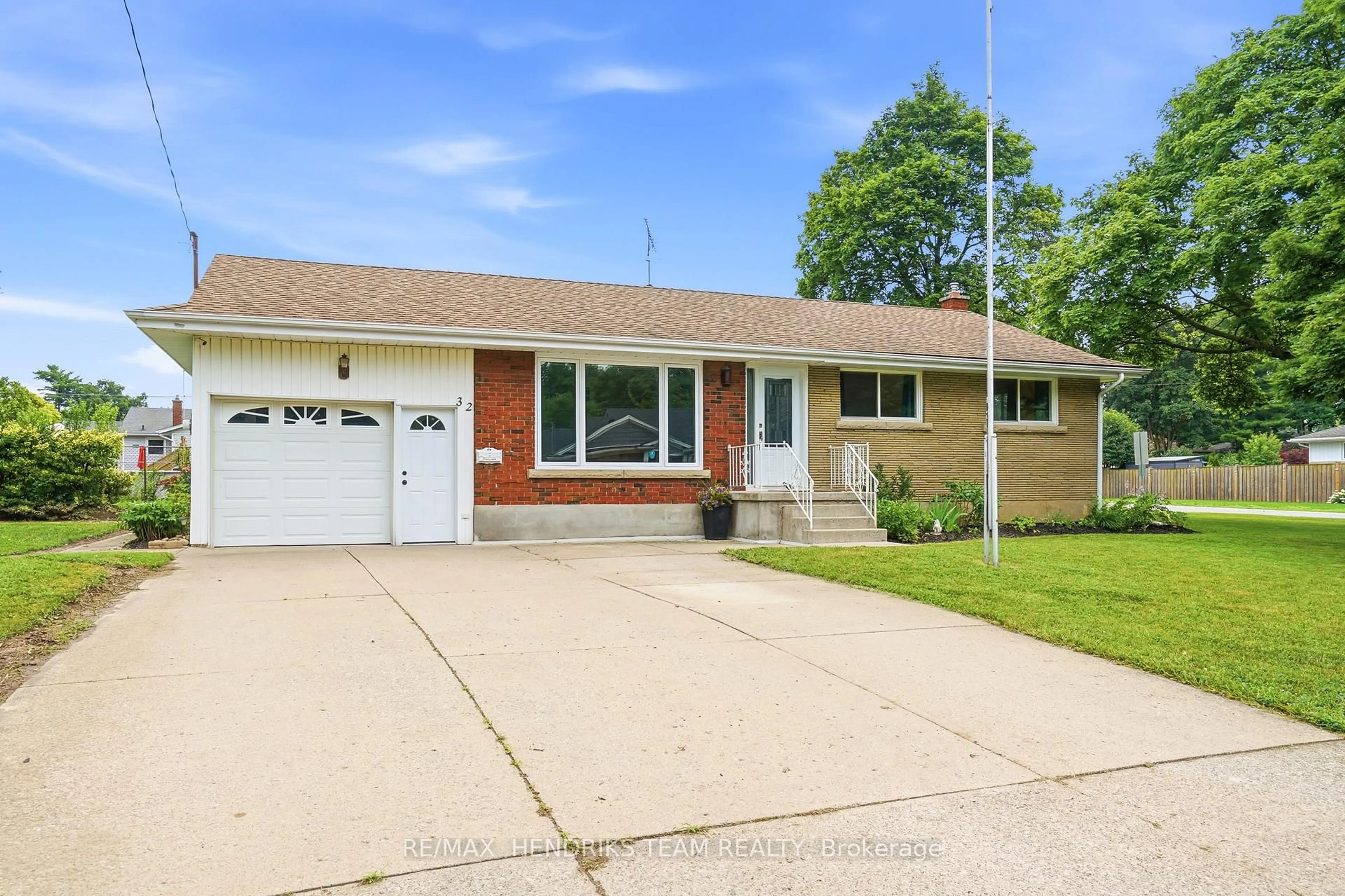 Home with brick exterior material, street for 32 Hanson Dr, St. Catharines Ontario L2M 2X1