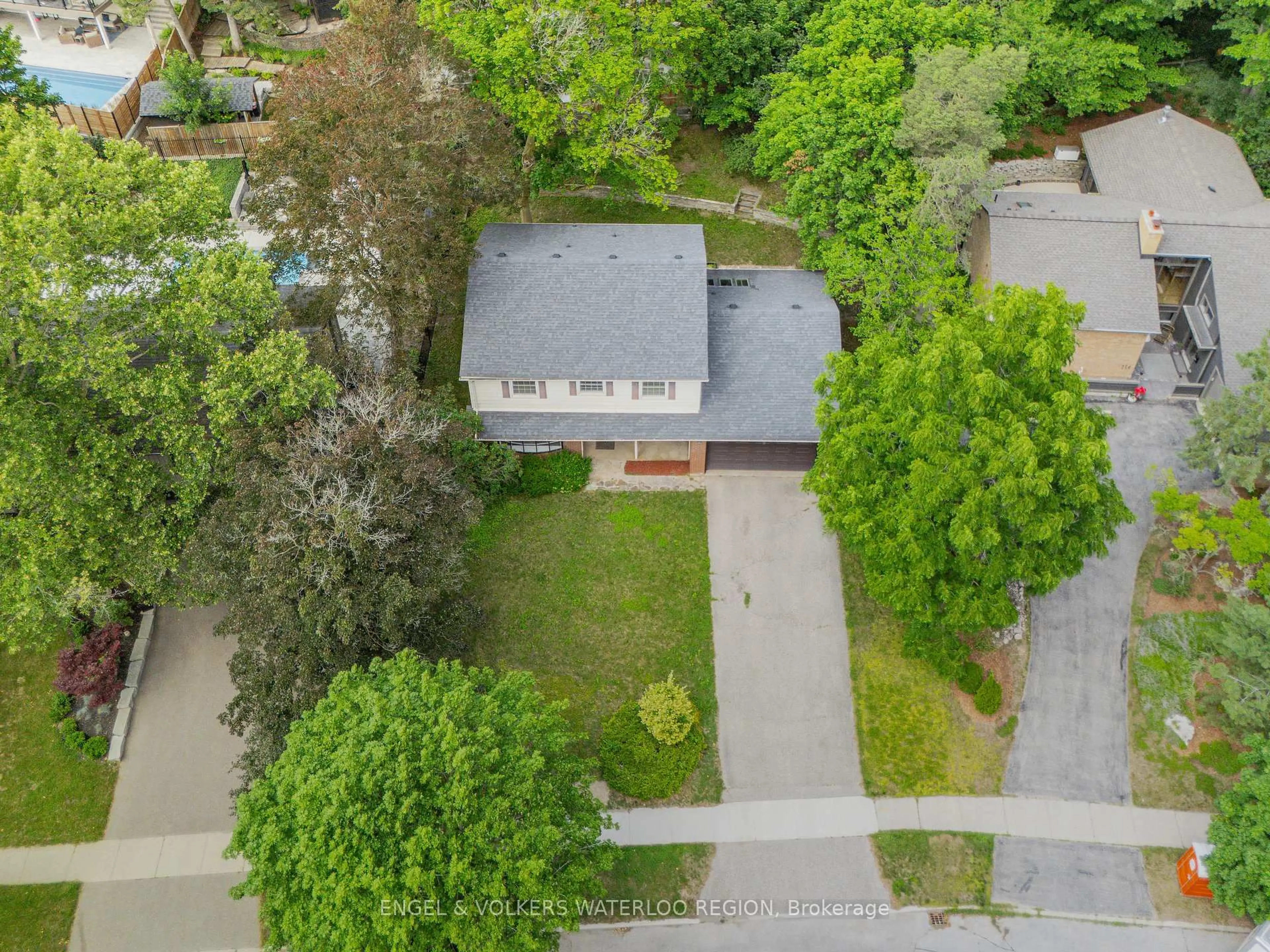A pic from outside/outdoor area/front of a property/back of a property/a pic from drone, street for 256 Shakespeare Dr, Waterloo Ontario N2L 2T6