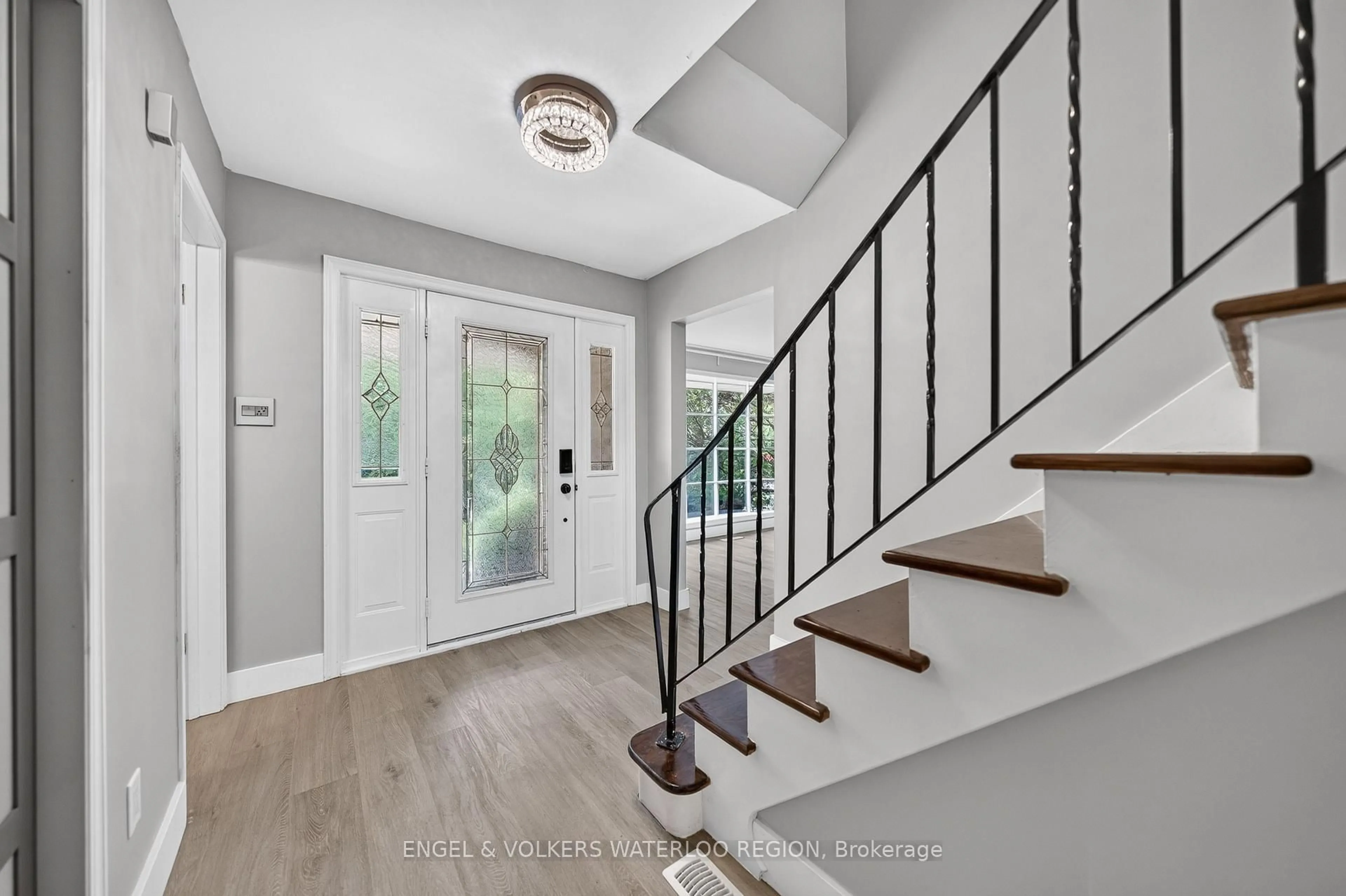 Indoor entryway for 256 Shakespeare Dr, Waterloo Ontario N2L 2T6