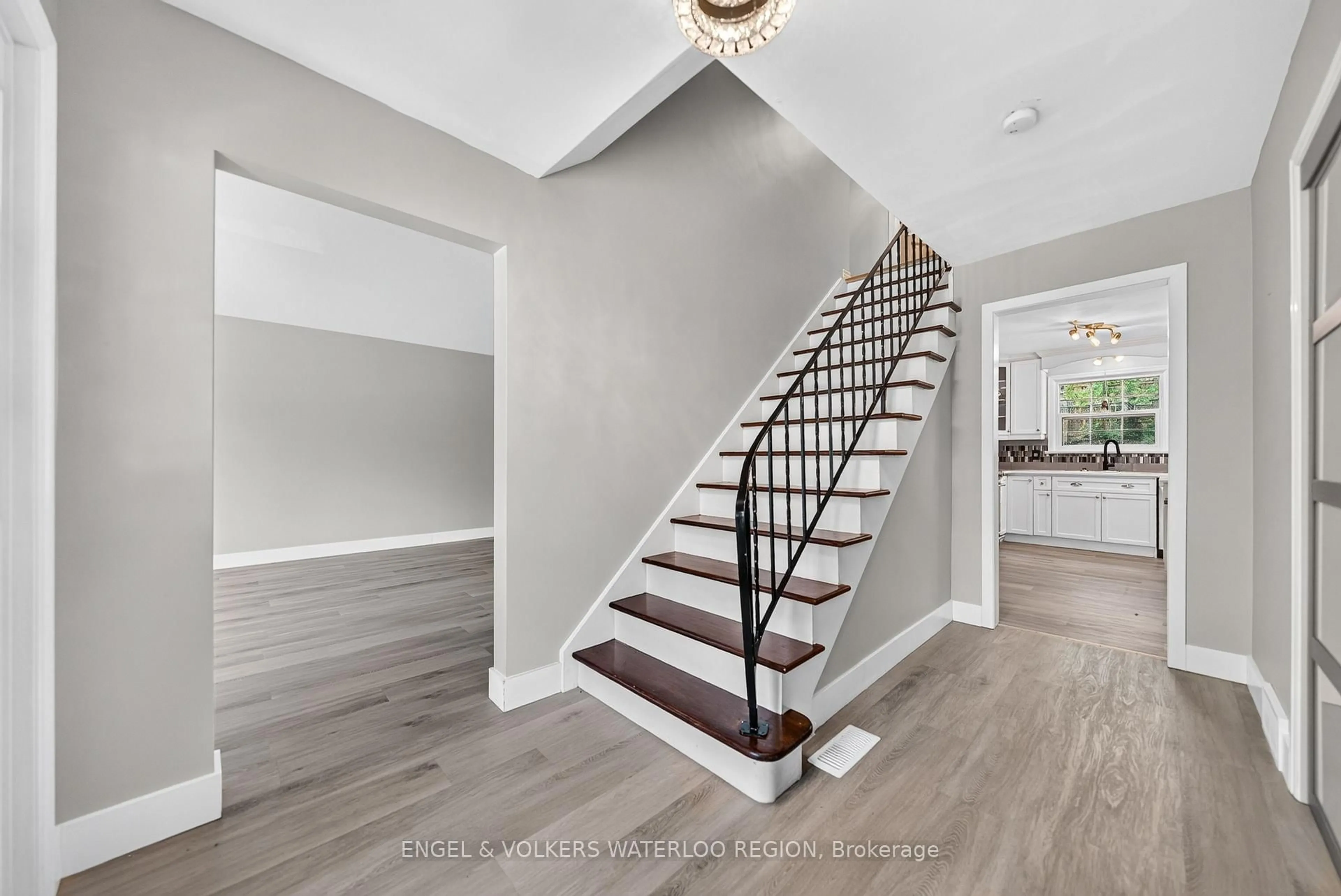 Indoor entryway for 256 Shakespeare Dr, Waterloo Ontario N2L 2T6