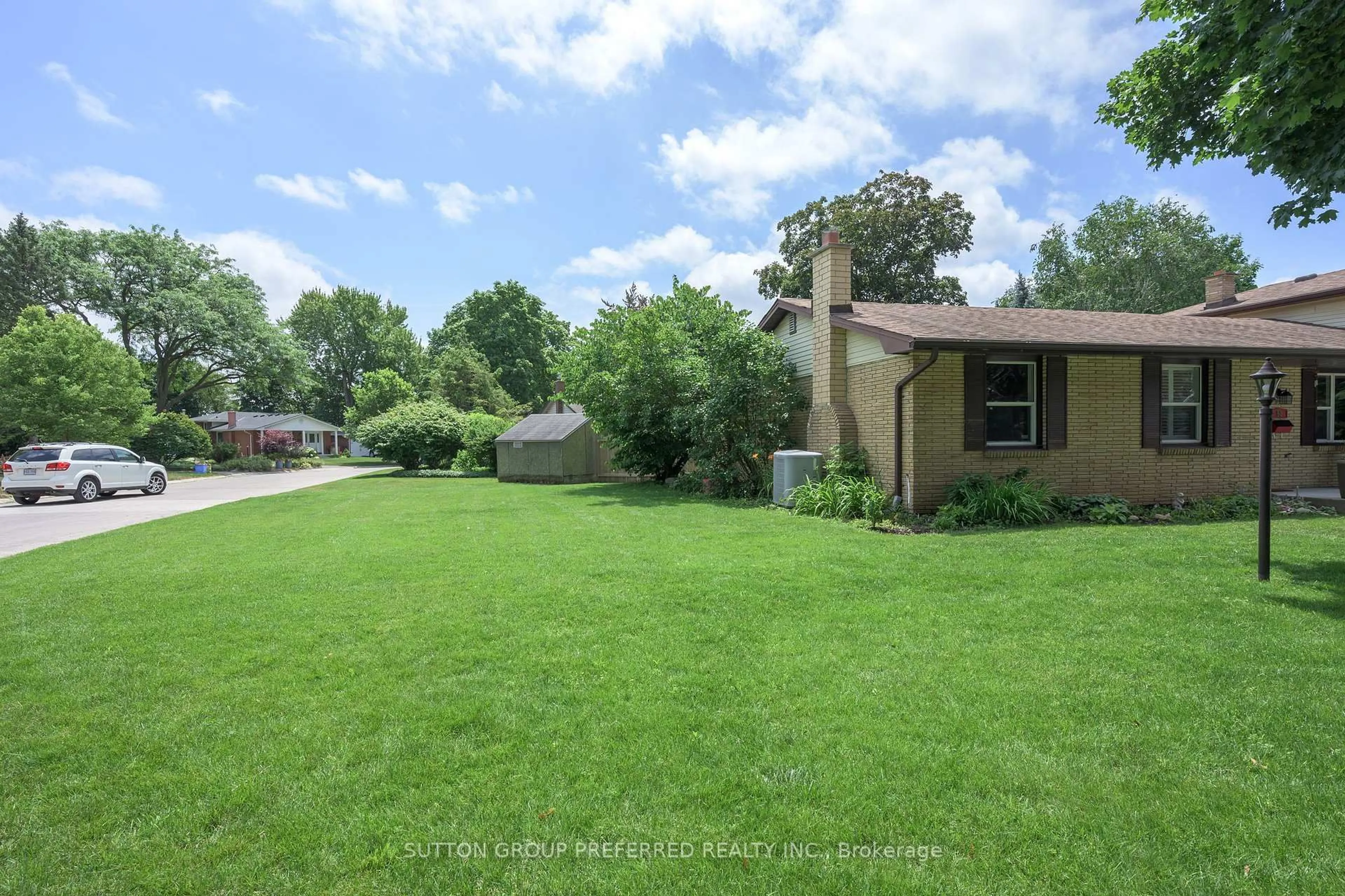 A pic from outside/outdoor area/front of a property/back of a property/a pic from drone, water/lake/river/ocean view for 90 Glenburnie Cres, London North Ontario N5X 2A3