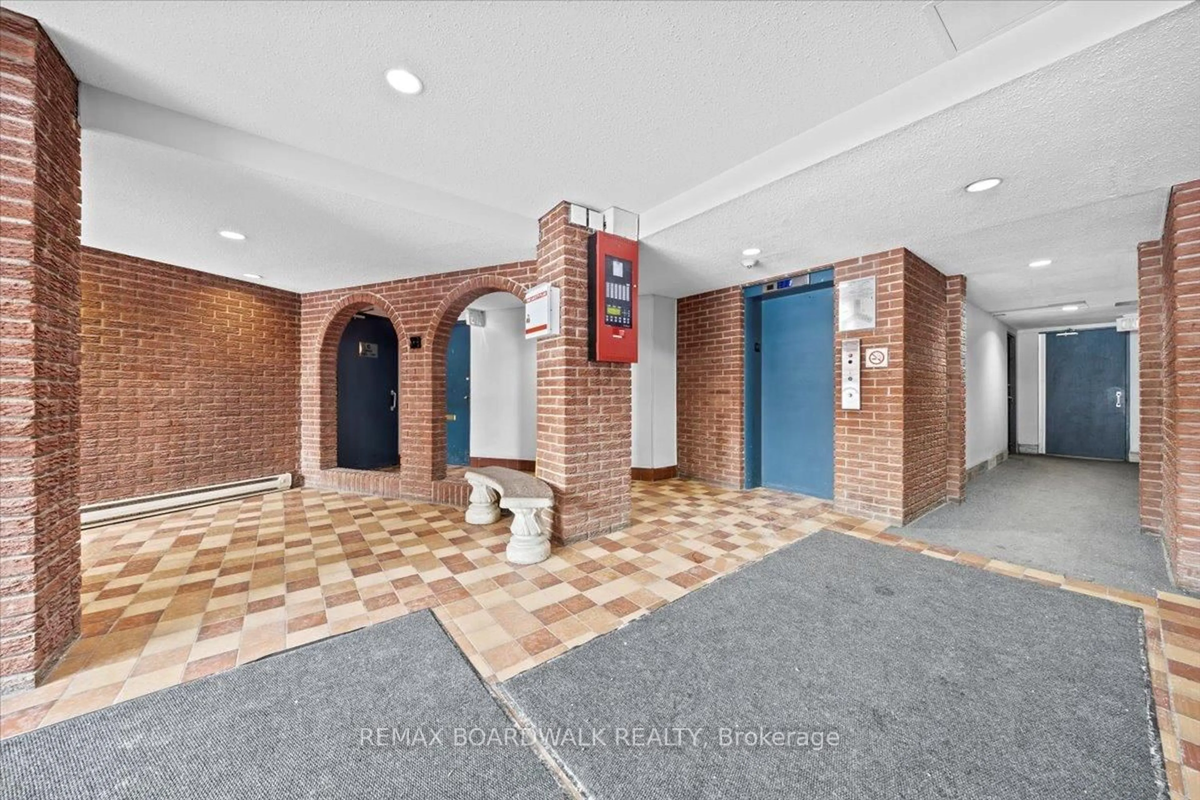 Indoor foyer for 2044 Arrowsmith Dr #108A, Ottawa Ontario K1J 7V8