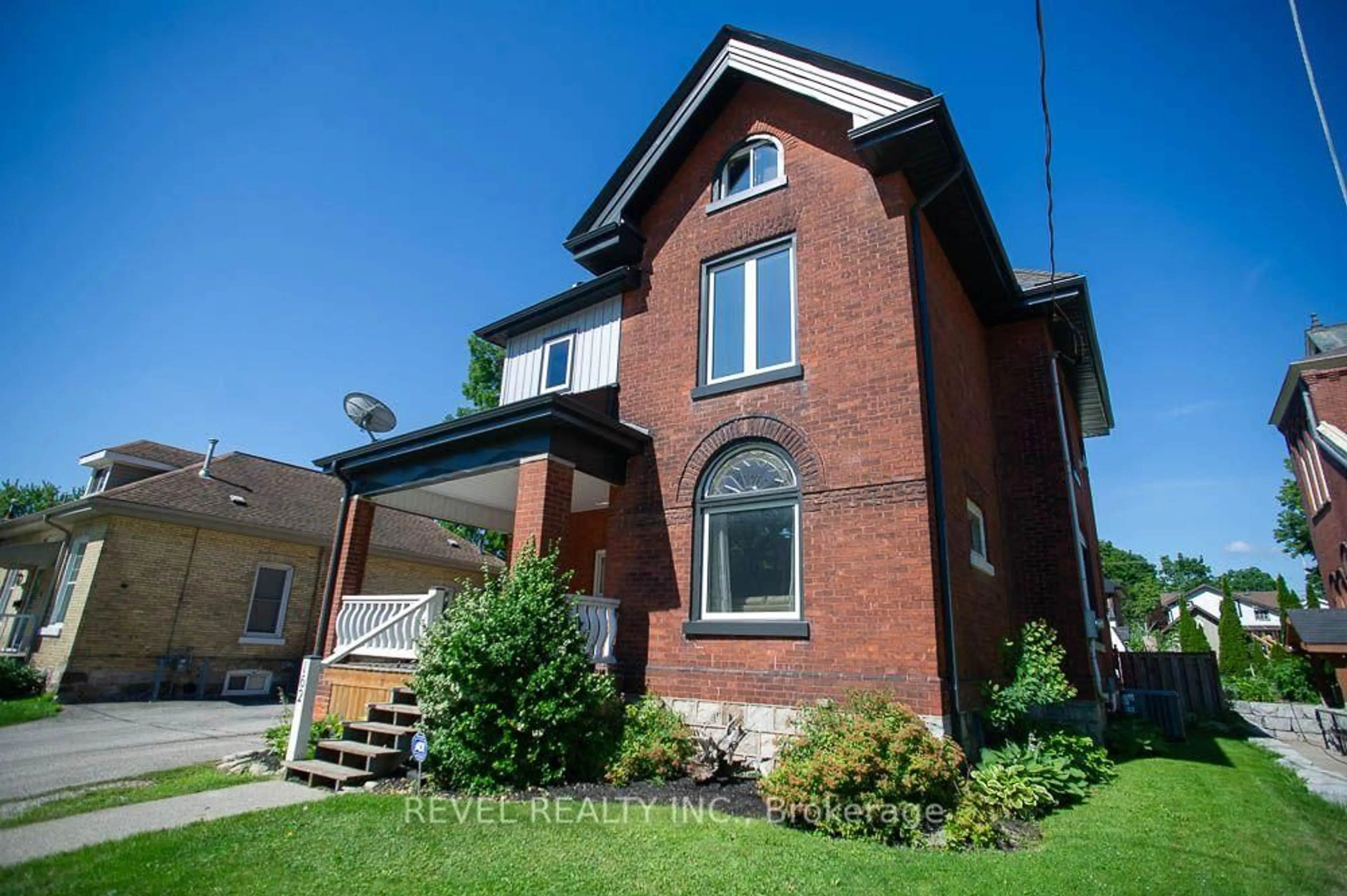 Home with brick exterior material, building for 162 Grand River St, Brant Ontario N3L 2M6
