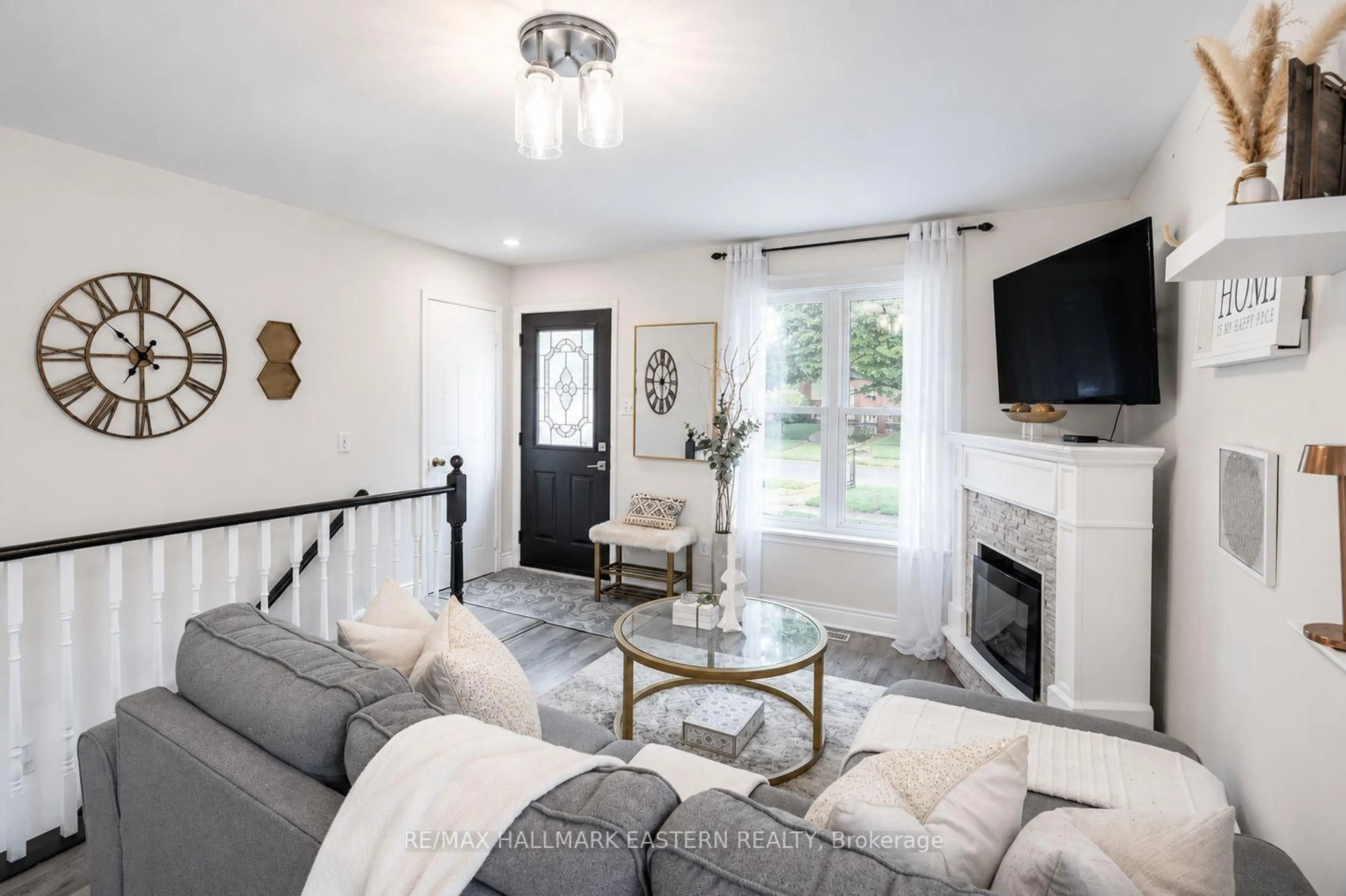 Living room with furniture, unknown for 297 Towerhill Rd, Peterborough Ontario K9H 7N1