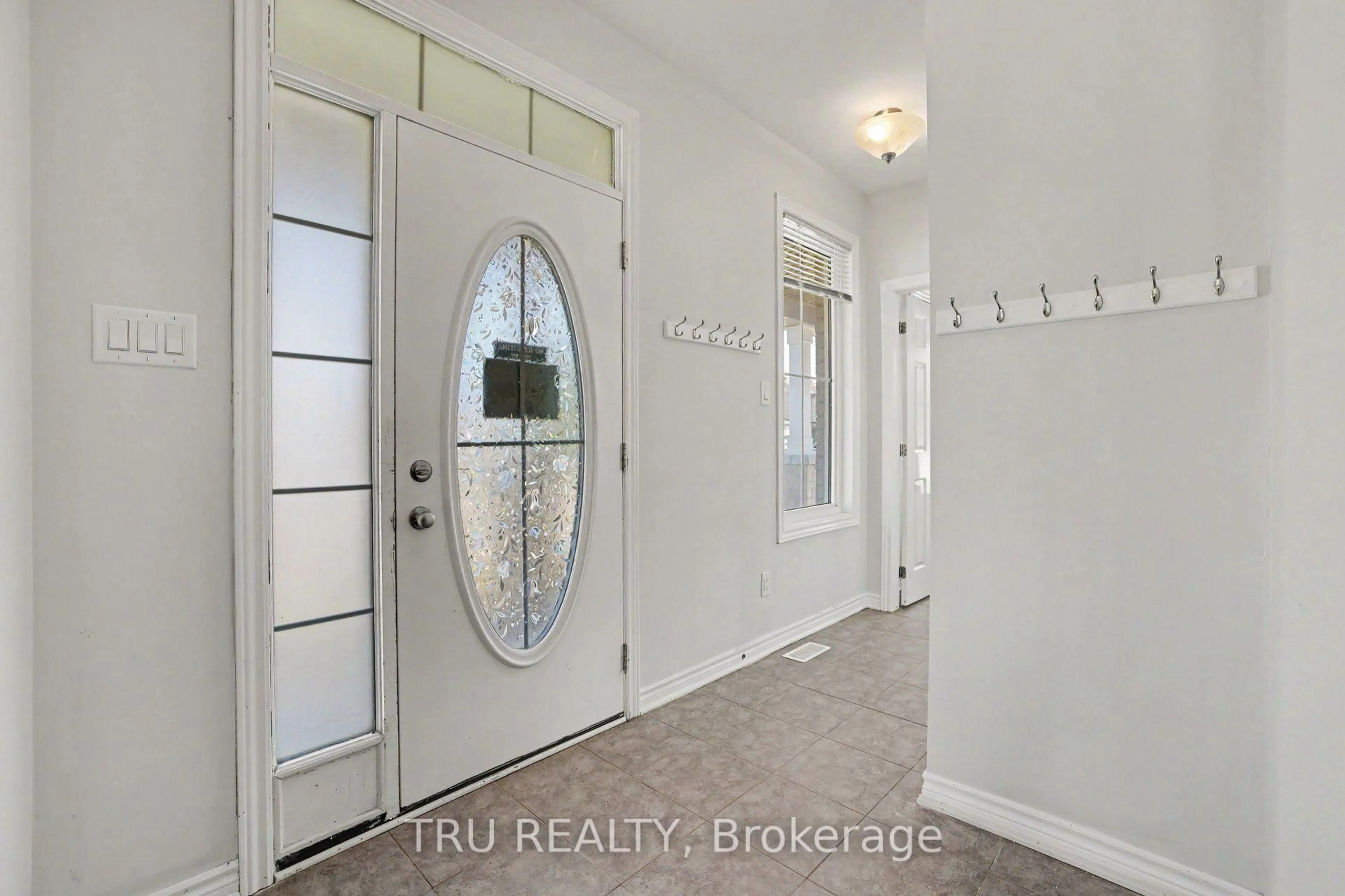 Indoor entryway for 425 Aphelion Cres, Ottawa Ontario K2J 6N6