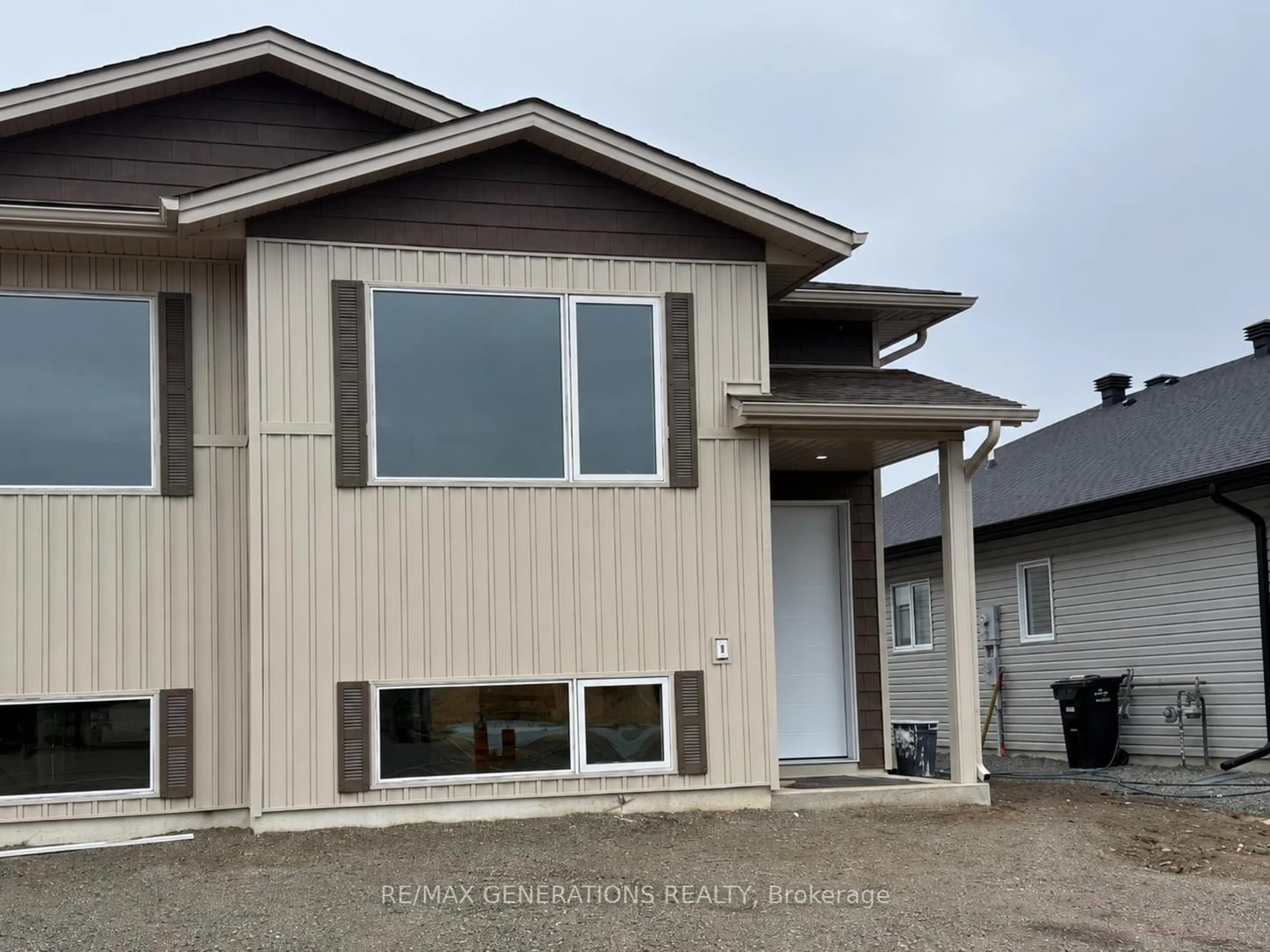 Home with vinyl exterior material, building for 154 Bruin Cres, Thunder Bay Ontario P7C 0C6