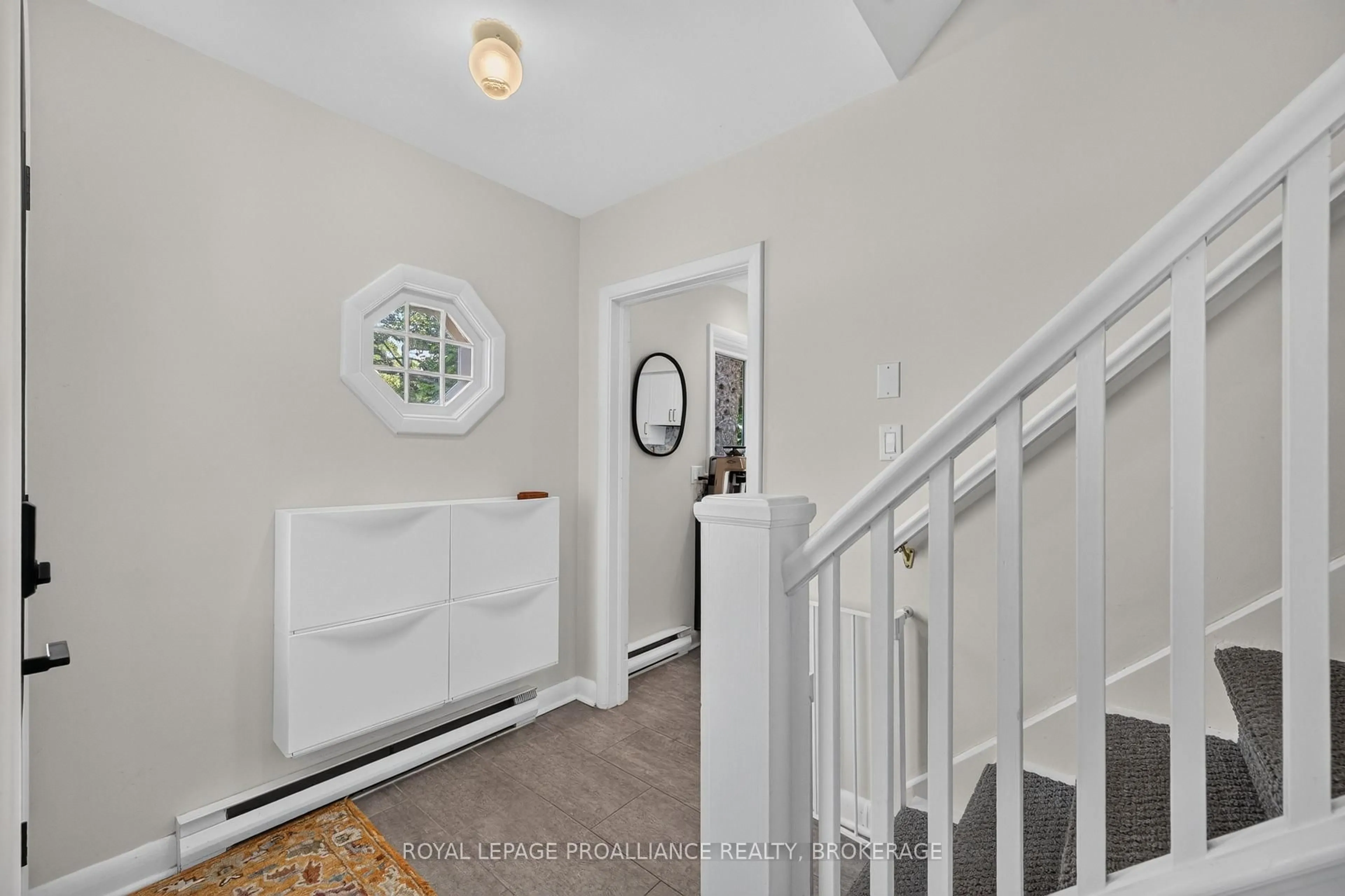 Indoor entryway for 288 Yonge St, Kingston Ontario K7M 1G6