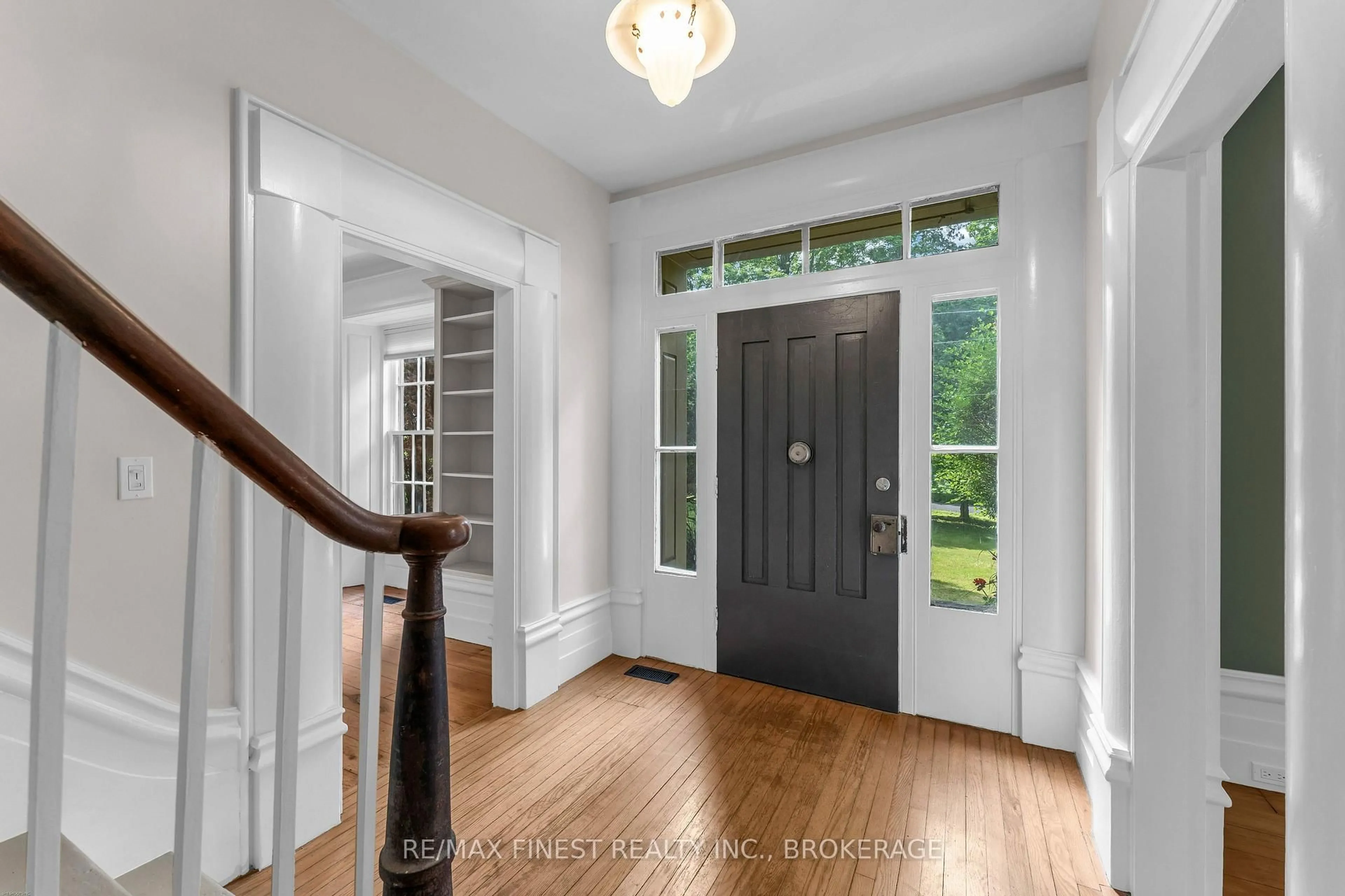 Indoor entryway for 4247 Henderson Rd, Harrowsmith Ontario K0H 1V0