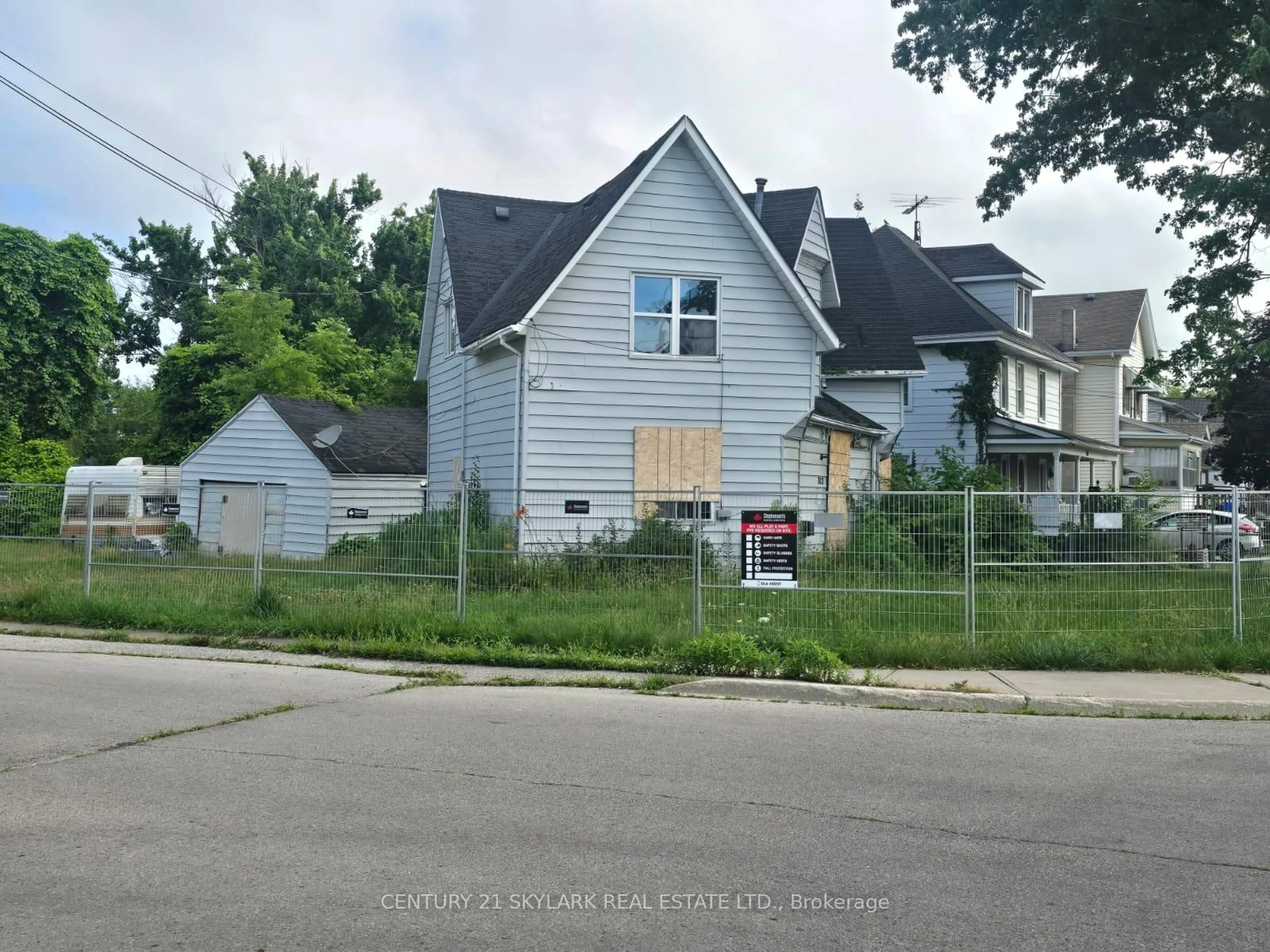 Unknown for 702 Cedar St, Haldimand Ontario N1A 2J8