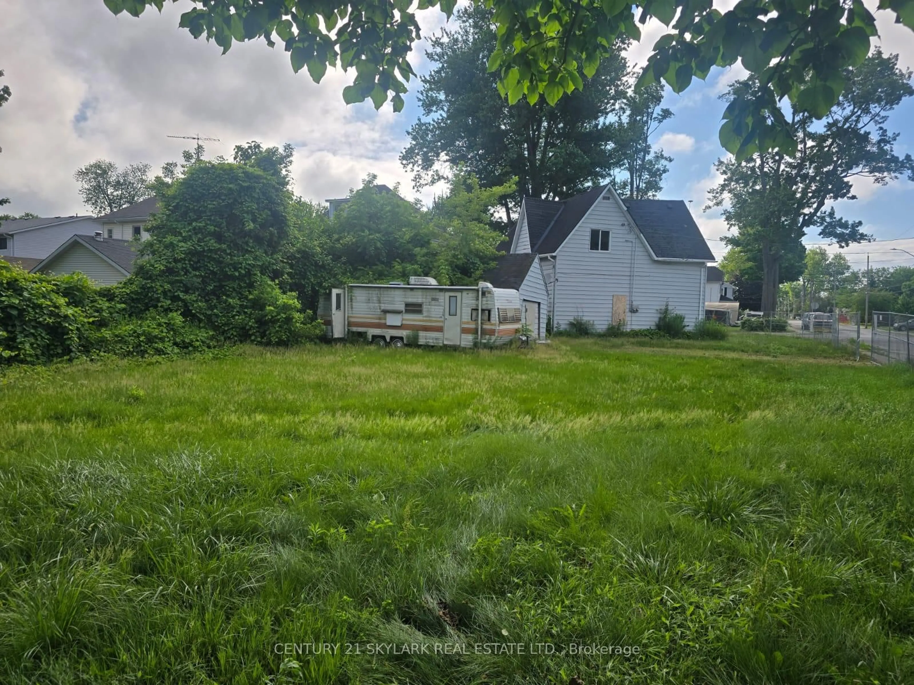 A pic from outside/outdoor area/front of a property/back of a property/a pic from drone, street for 702 Cedar St, Haldimand Ontario N1A 2J8