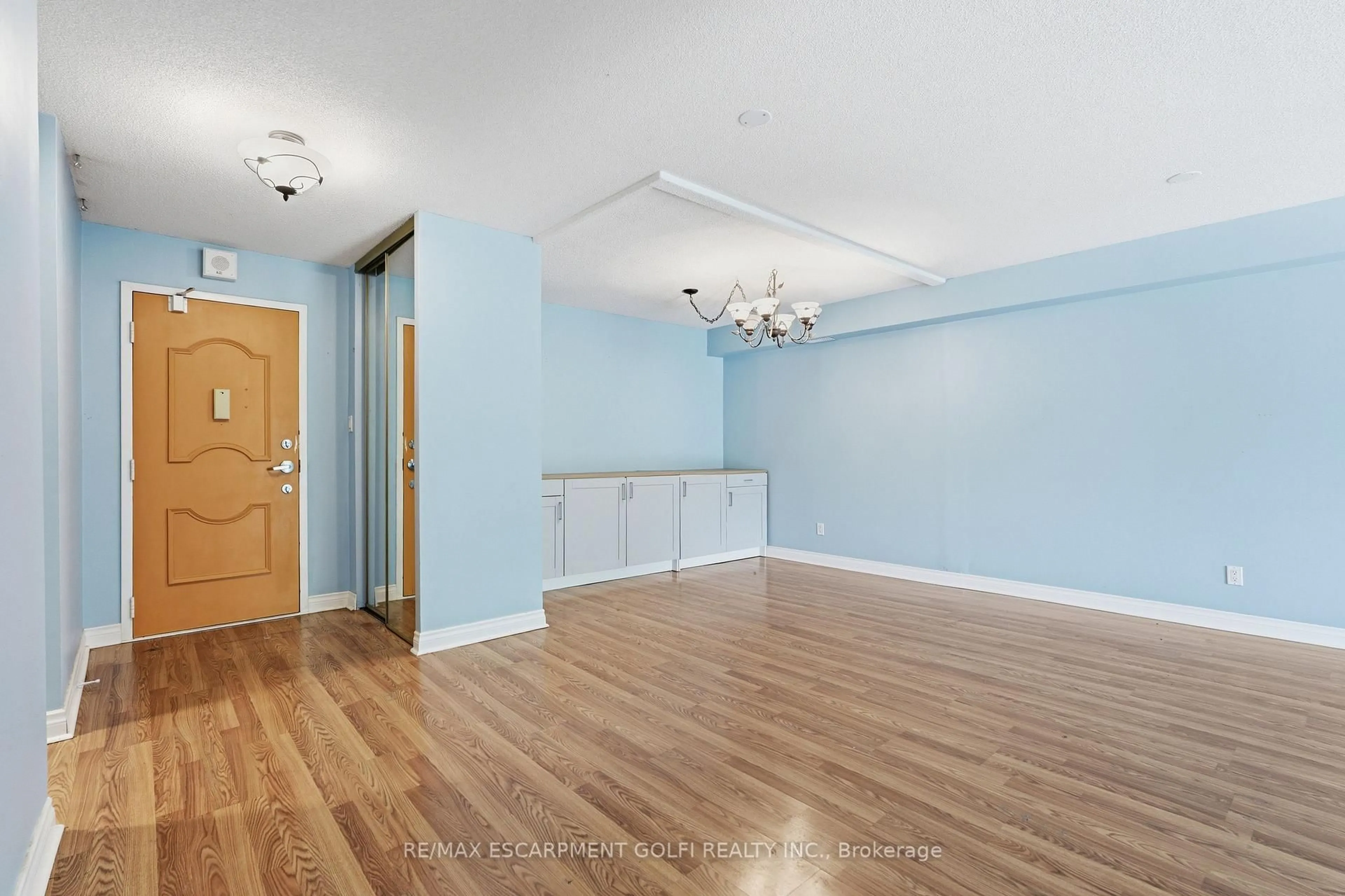 Indoor entryway for 7 Gale Cres #B3, St. Catharines Ontario L2M 7M8
