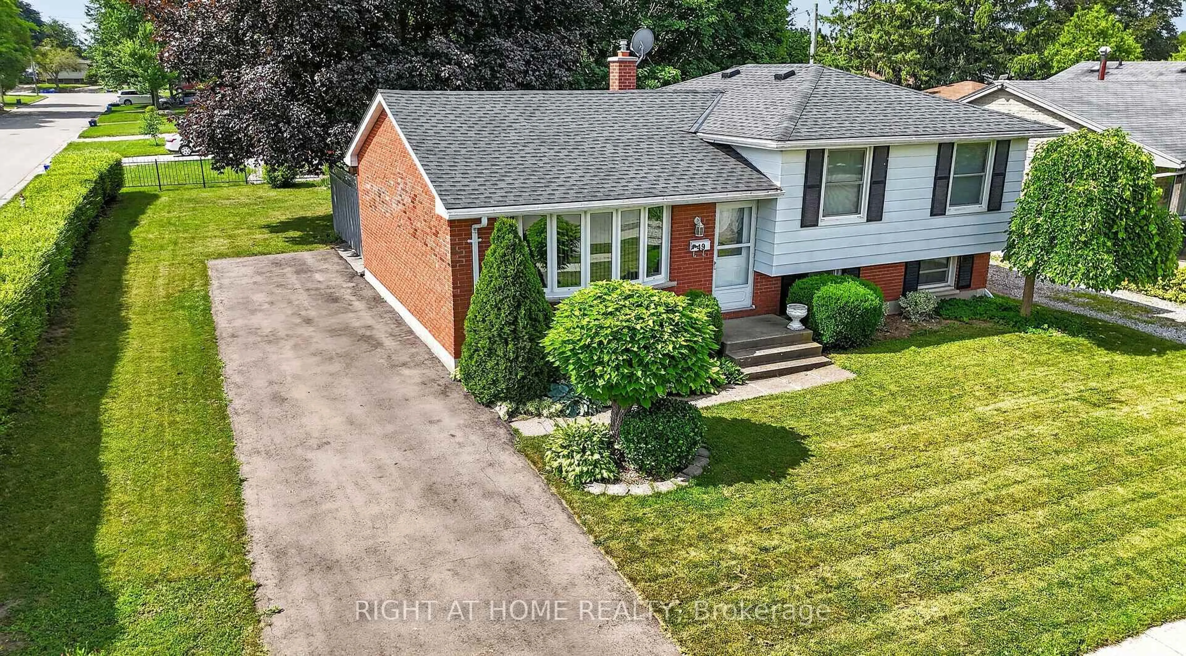A pic from outside/outdoor area/front of a property/back of a property/a pic from drone, street for 49 Locke Ave, St. Thomas Ontario N5P 3Y4