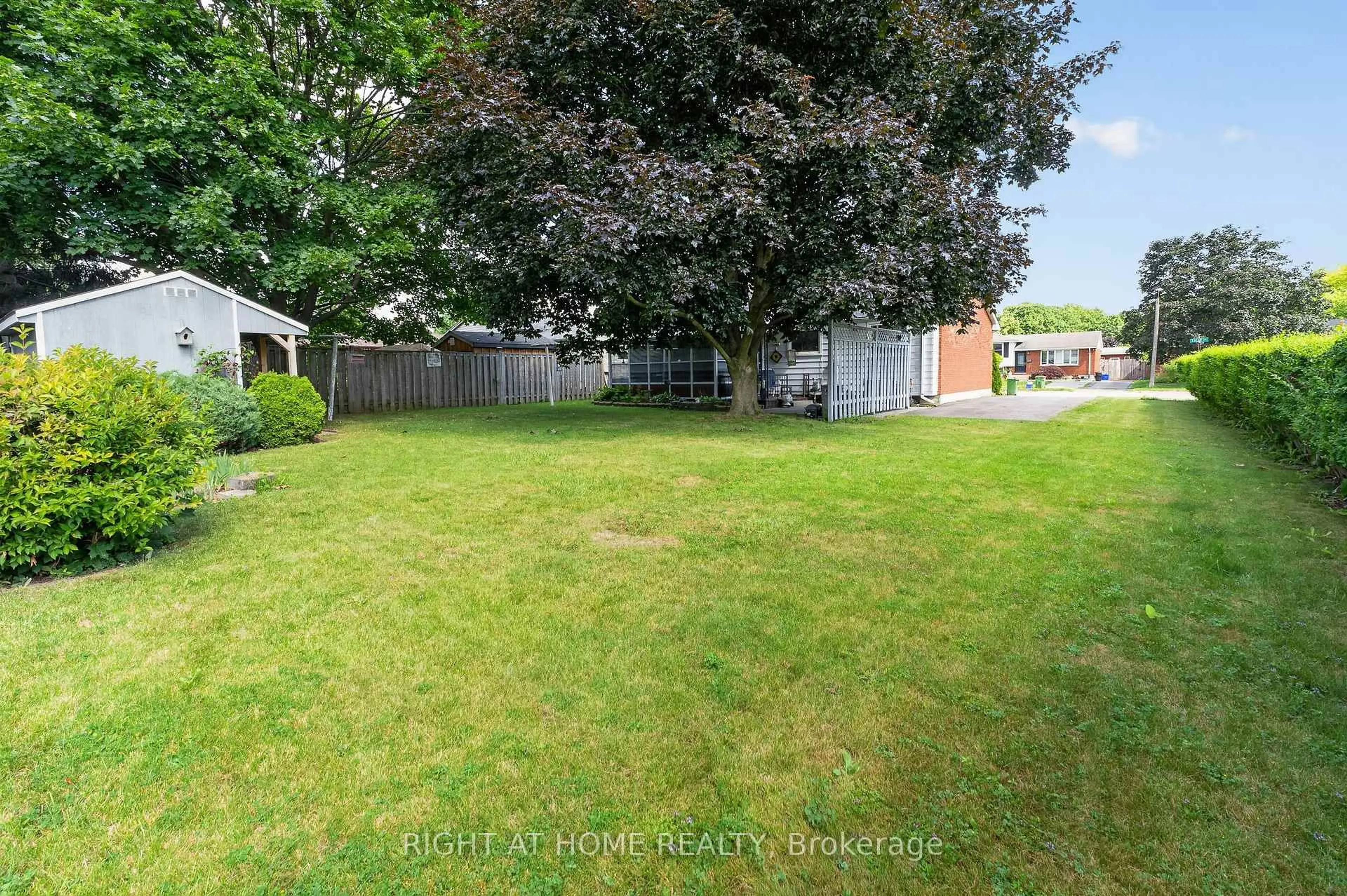 A pic from outside/outdoor area/front of a property/back of a property/a pic from drone, unknown for 49 Locke Ave, St. Thomas Ontario N5P 3Y4