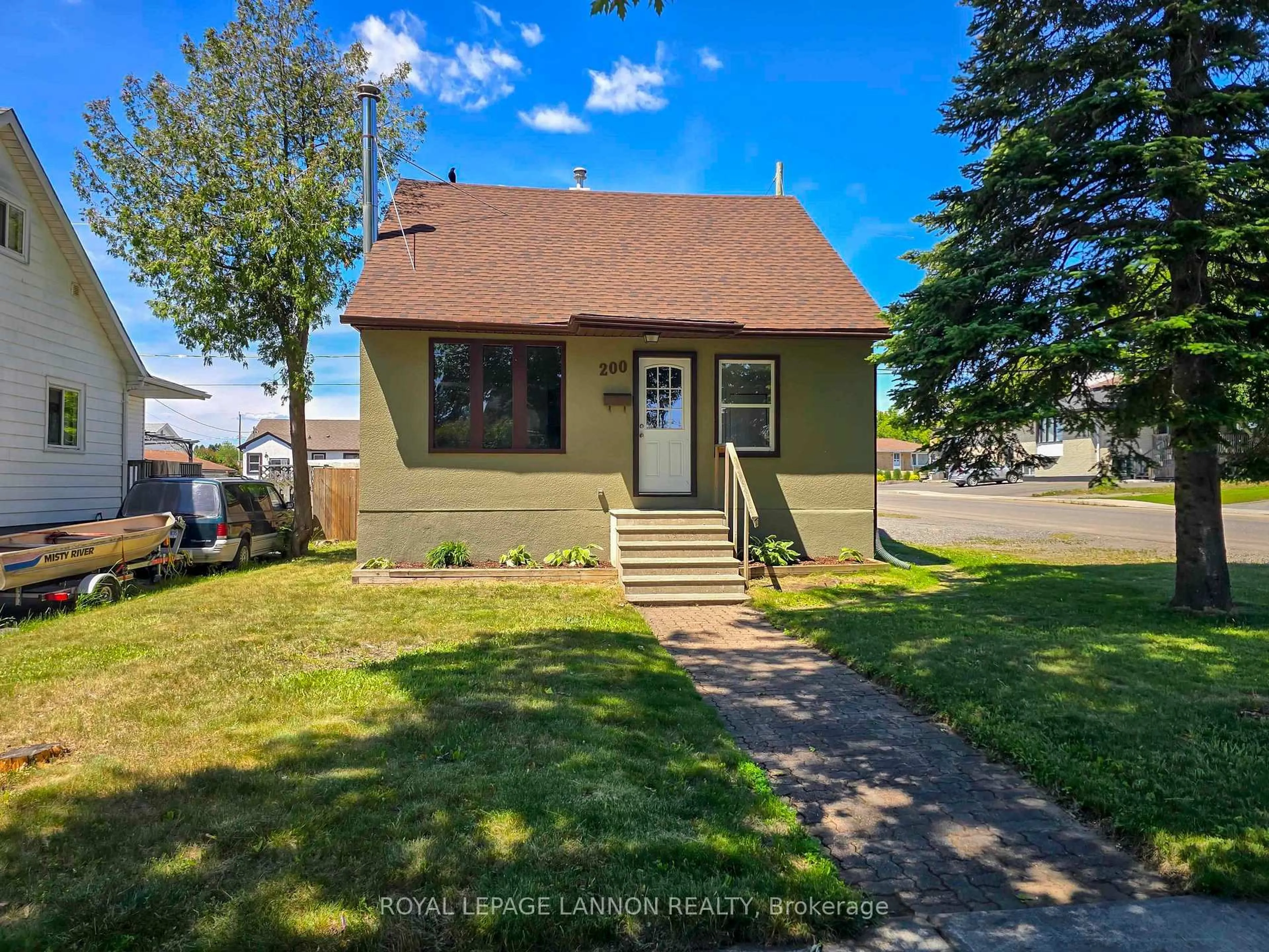 A pic from outside/outdoor area/front of a property/back of a property/a pic from drone, street for 200 Kenogami St, Thunder Bay Ontario P7B 4S3