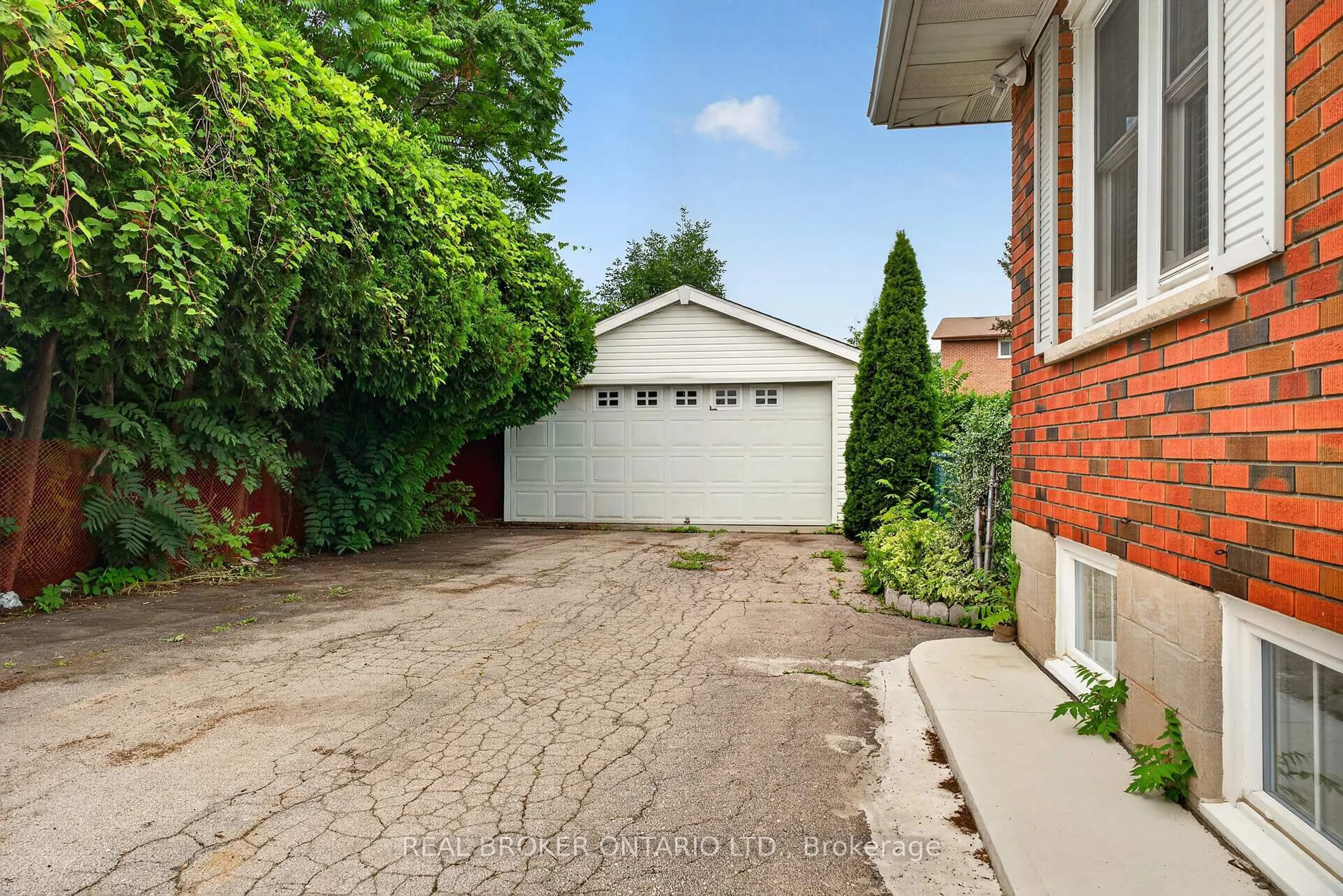 Unknown for 115 Green Rd, Hamilton Ontario L8G 3W9