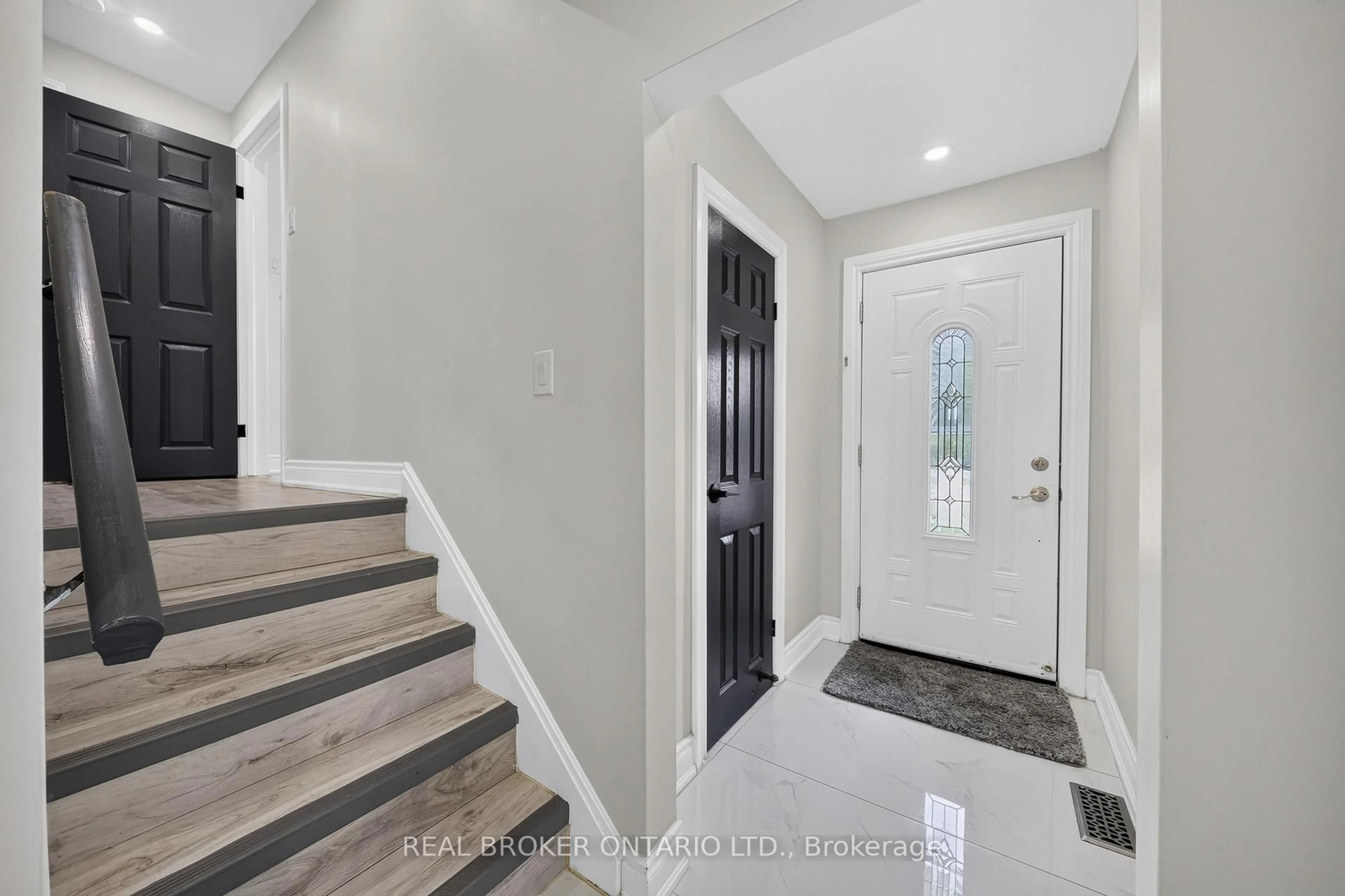 Indoor entryway for 115 Green Rd, Hamilton Ontario L8G 3W9