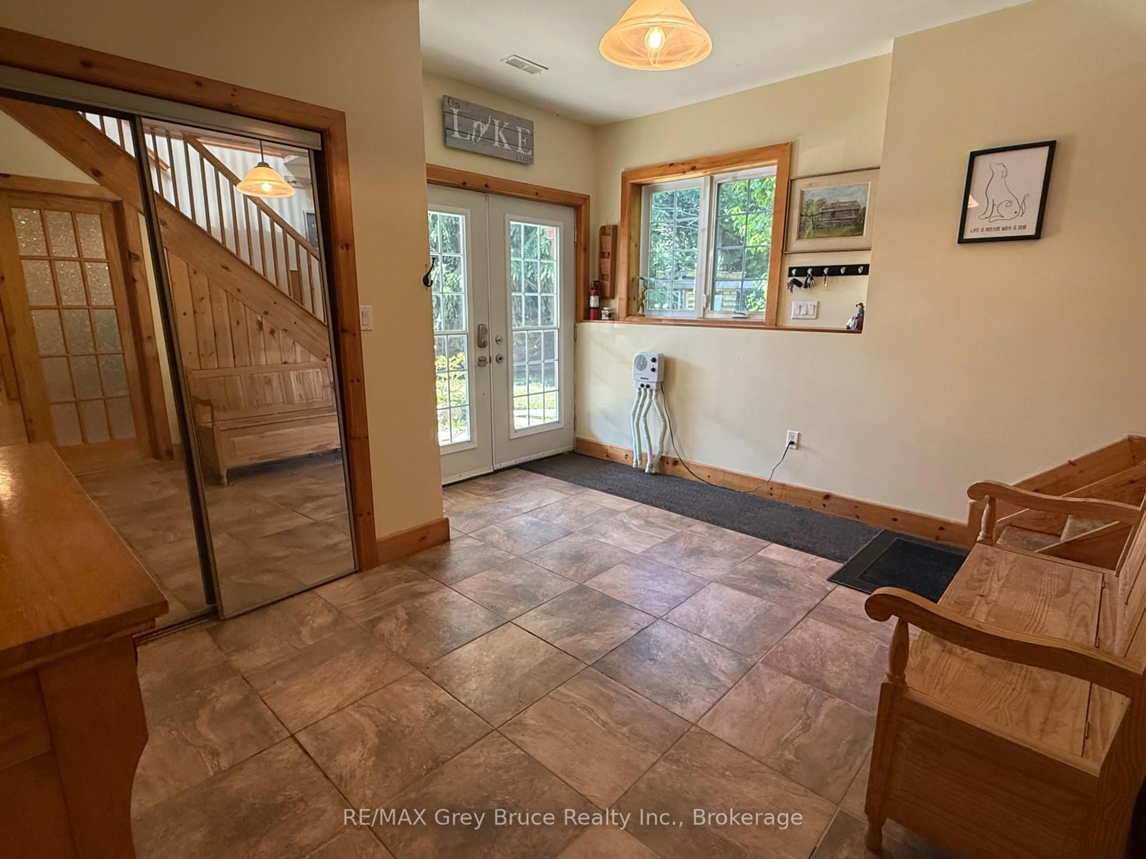 Indoor entryway for 501192 Grey 1 Rd, Georgian Bluffs Ontario N0H 2T0