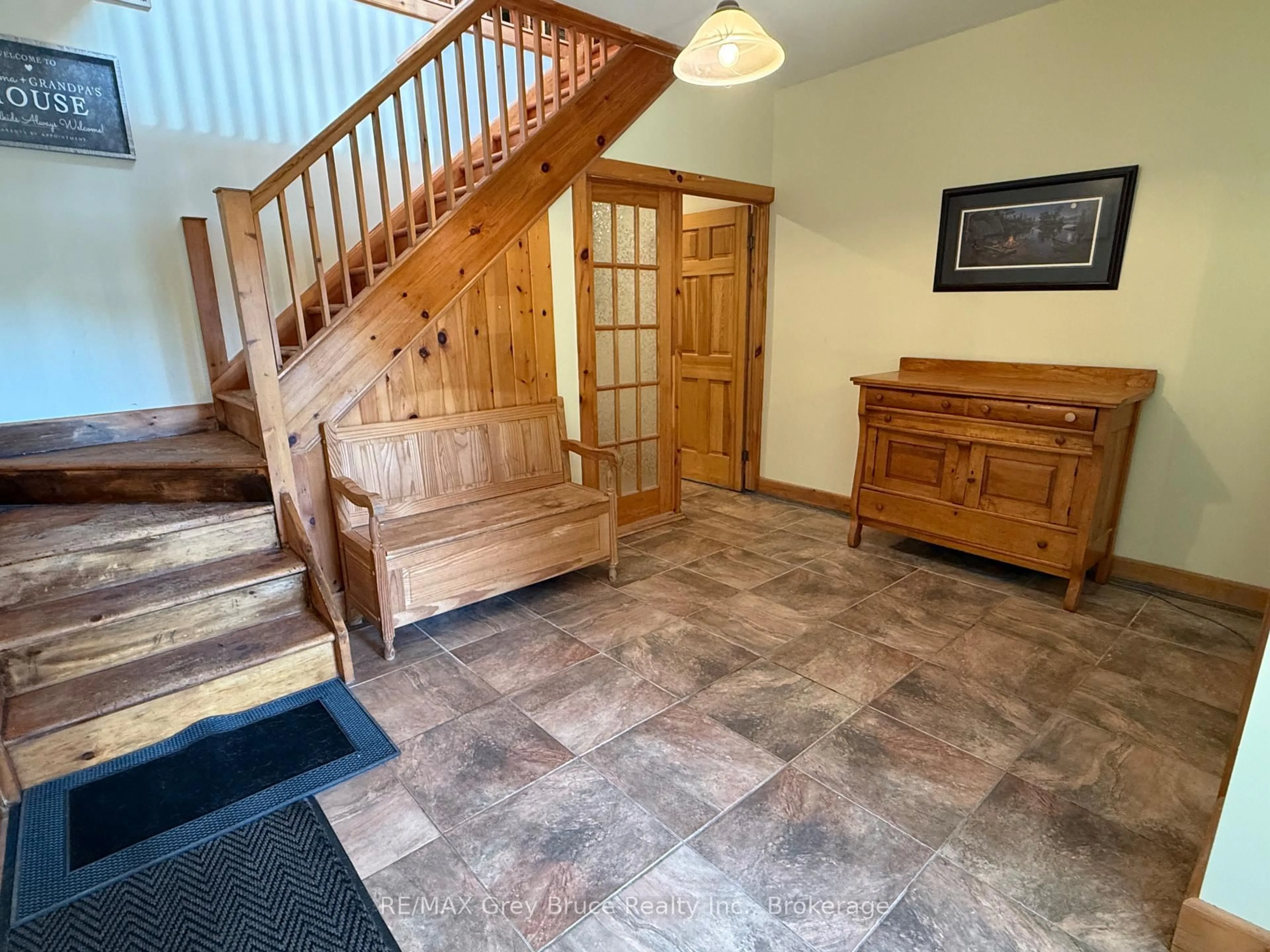 Indoor foyer for 501192 Grey 1 Rd, Georgian Bluffs Ontario N0H 2T0