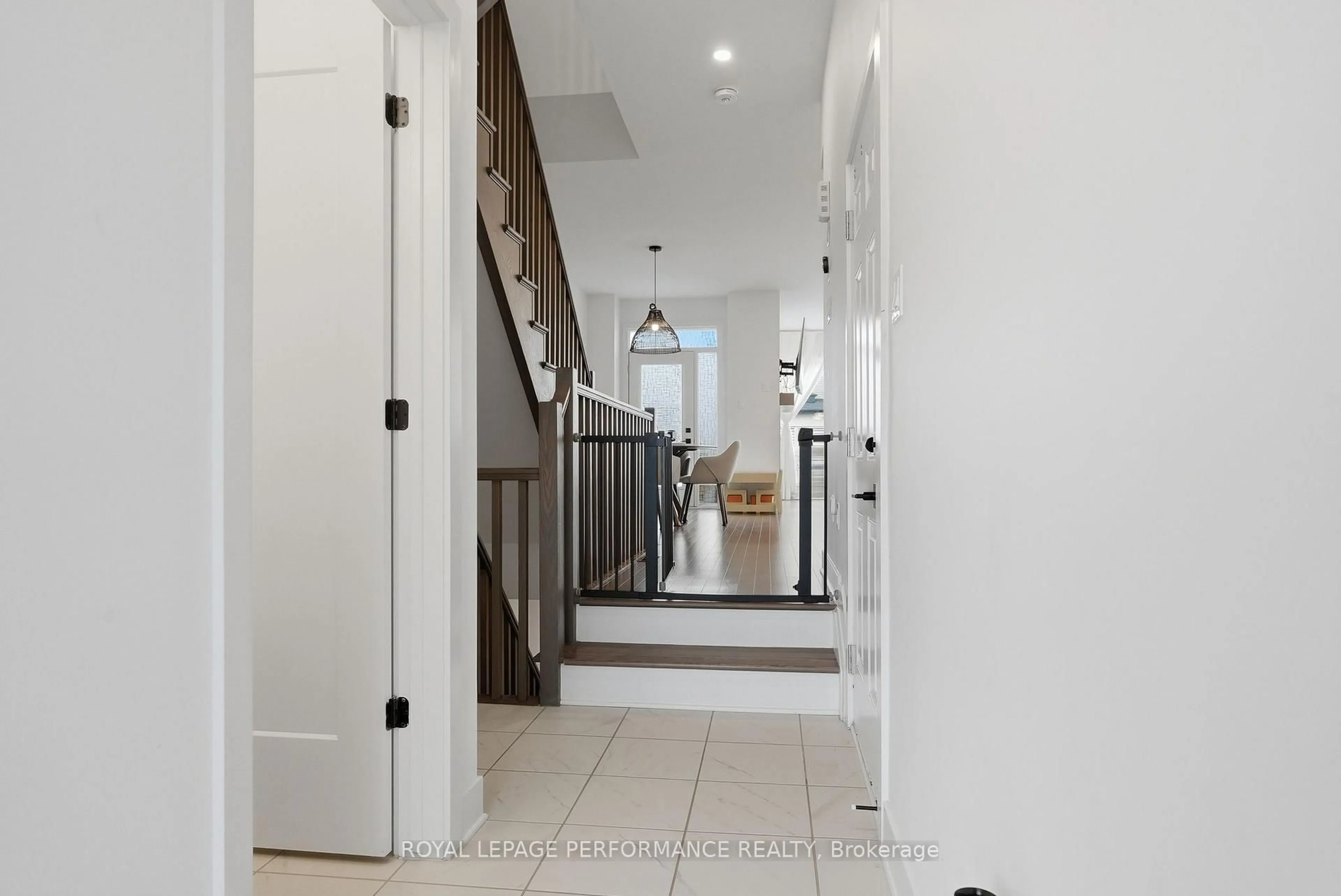 Indoor entryway for 602 Cordelette Circ, Ottawa Ontario K1W 0P7