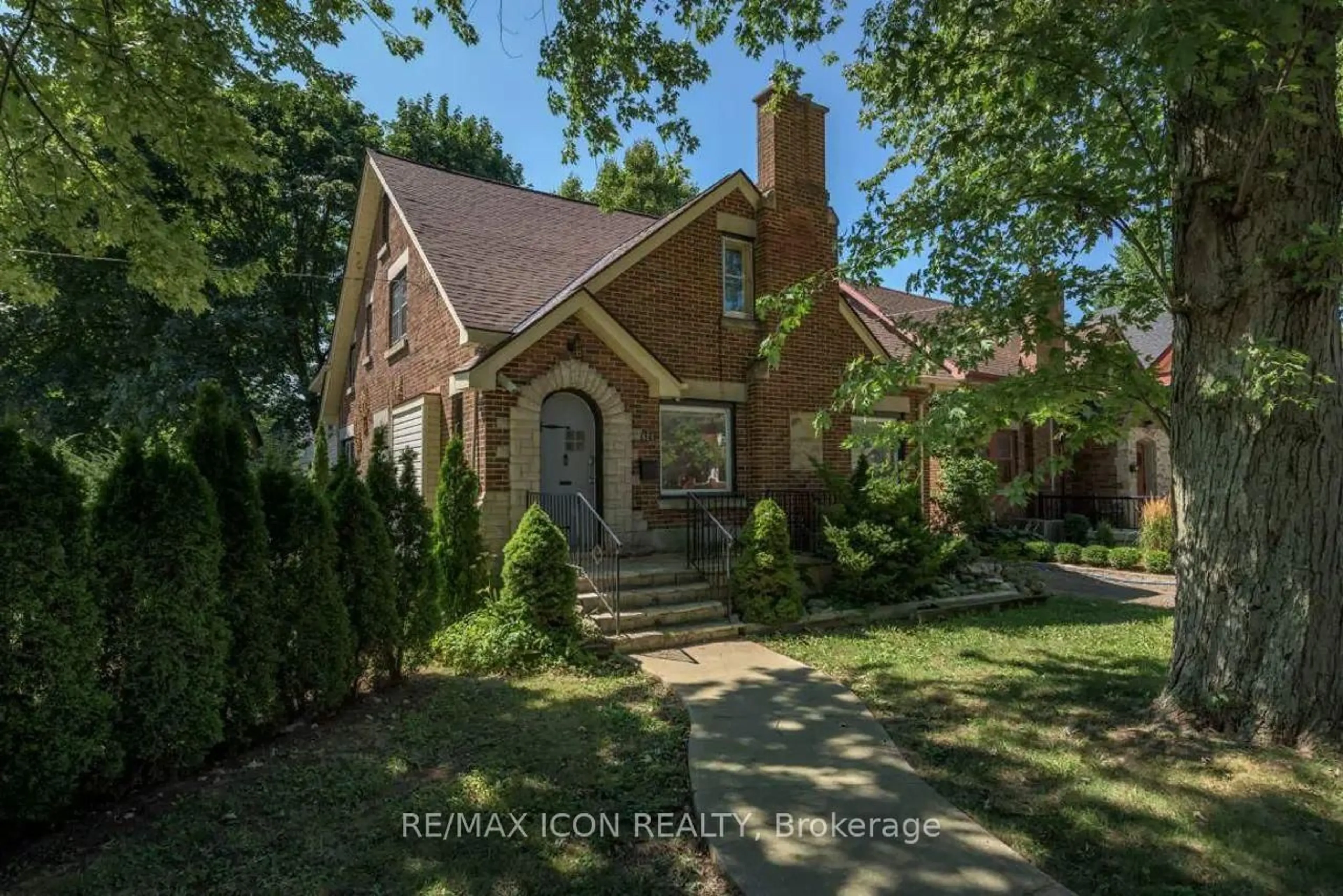 Home with brick exterior material, street for 525 Grosvenor St, London East Ontario N5Y 3S8